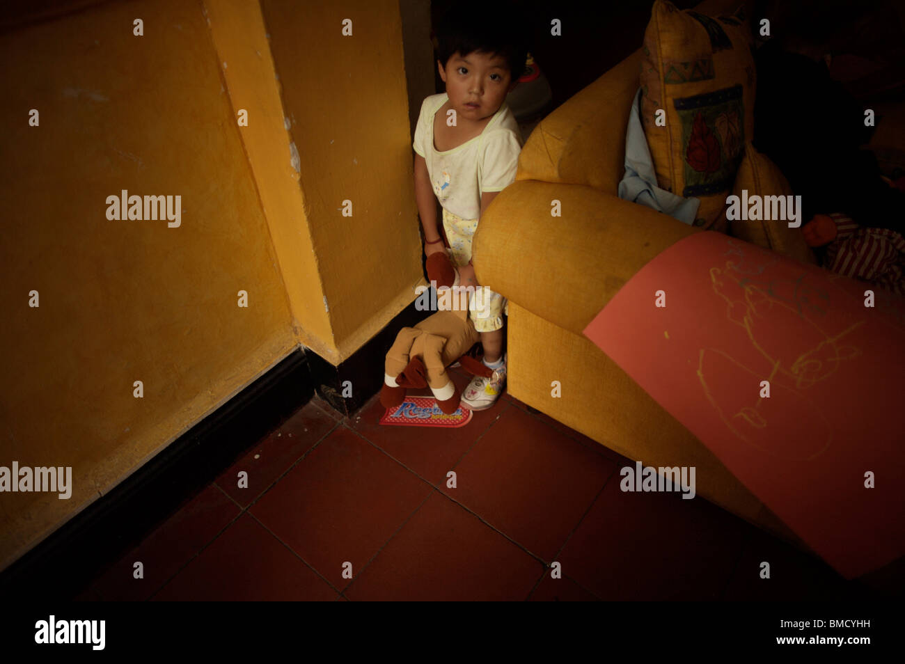 Un garçon joue dans un abri pour des enfants souffrant d'exécuter par le clou de fondation dans la ville de Mexico. Banque D'Images Un garçon joue dans un abri pour des enfants souffrant d'exécuter par le clou de fondation dans la ville de Mexico. Banque D'Images