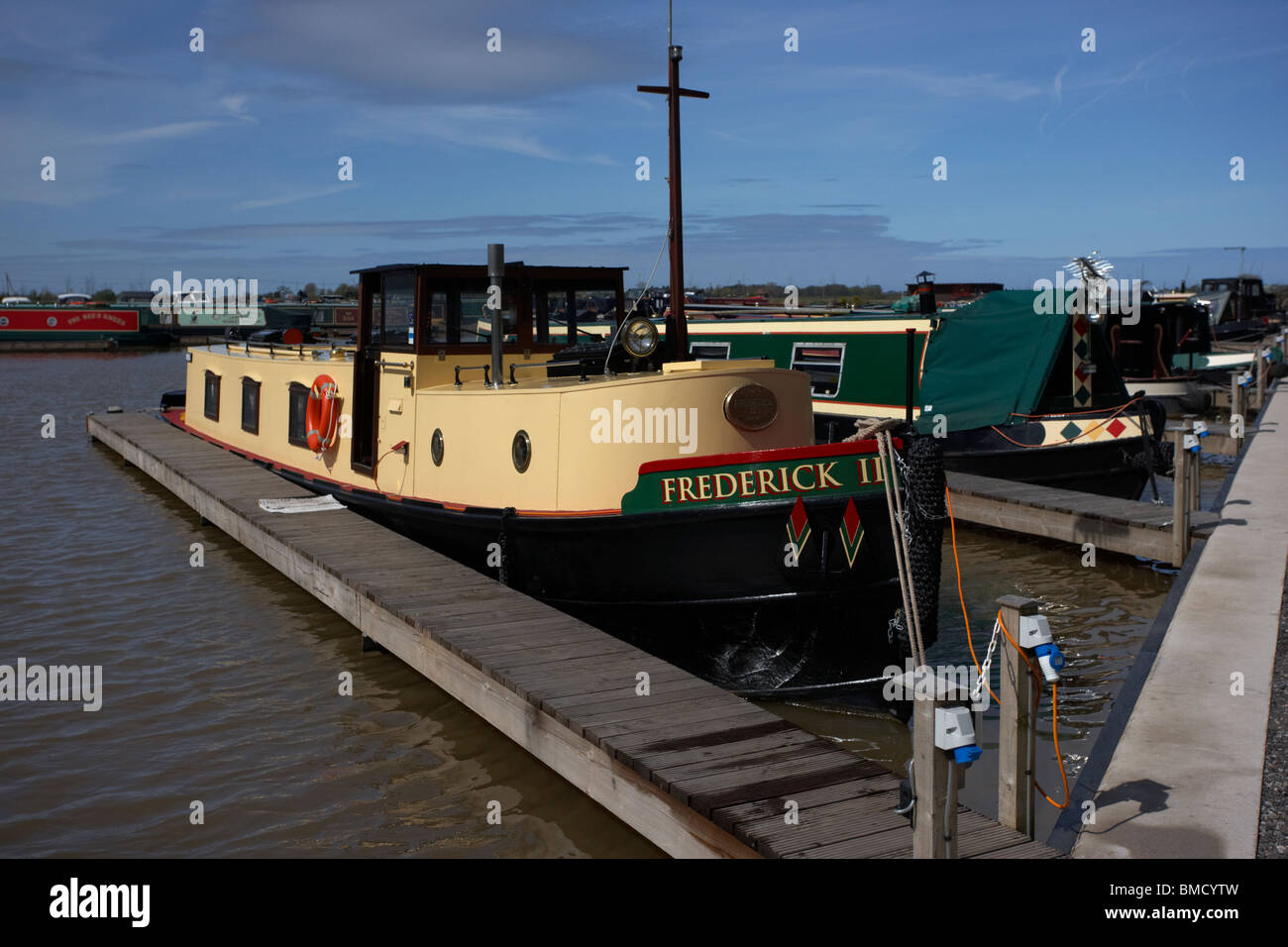 Rivière canal bateau remorqueur amarré au port de plaisance près de fettlers scarisbrick wharf marina sur le canal de Leeds liverpool ormskirk Banque D'Images
