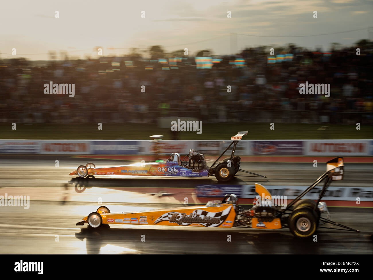 Top Methanol dragsters à Santa Pod. Krister Johansson face visible, Paul Ingar Udtian loin côté. Banque D'Images