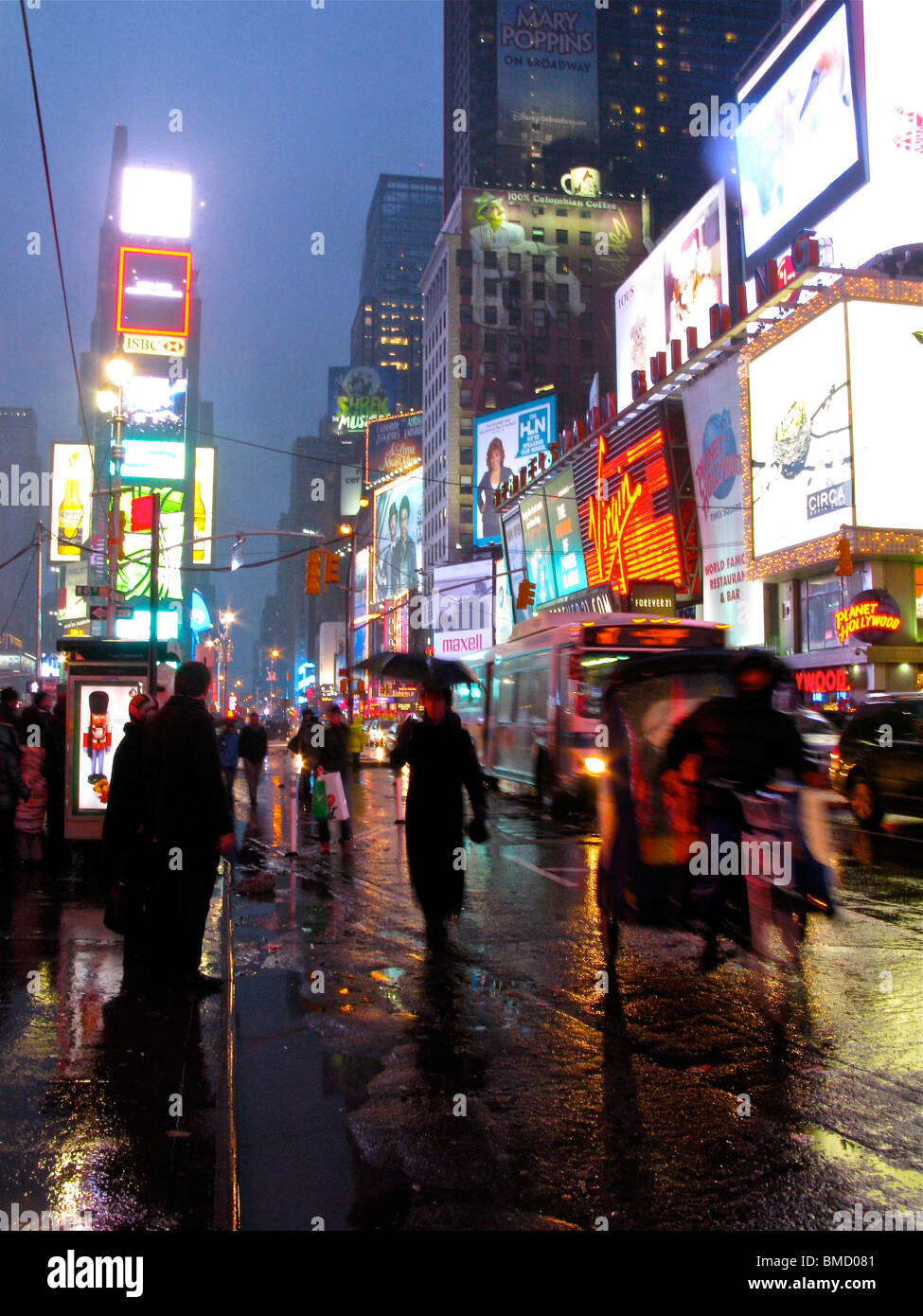 Times Square, New York sous la pluie dans la nuit. Le néon de couleur vive  reflète dans la rue Photo Stock - Alamy