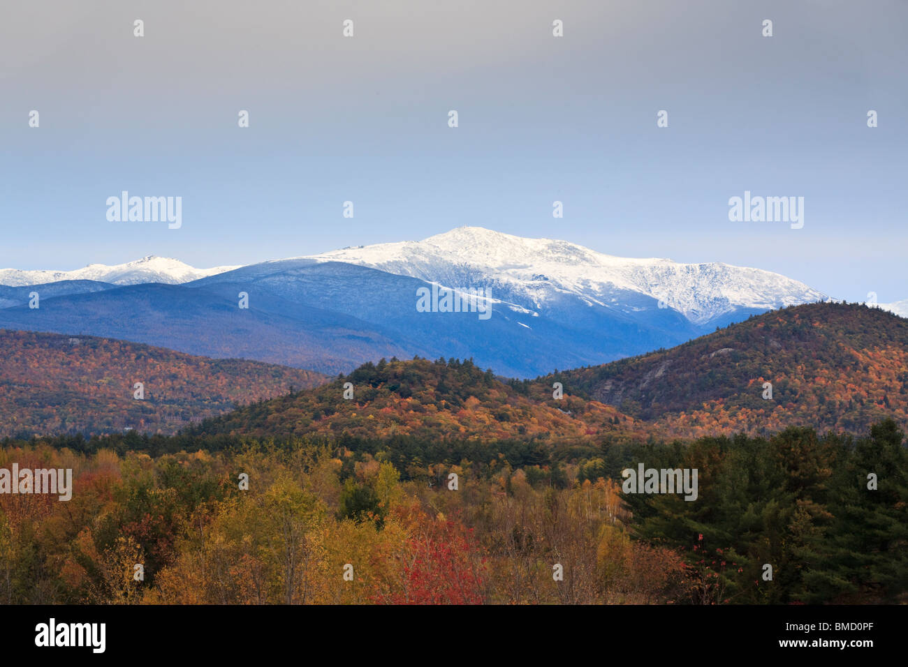 Paysage d'automne avec les Montagnes Blanches du New Hampshire et de la forêt Banque D'Images