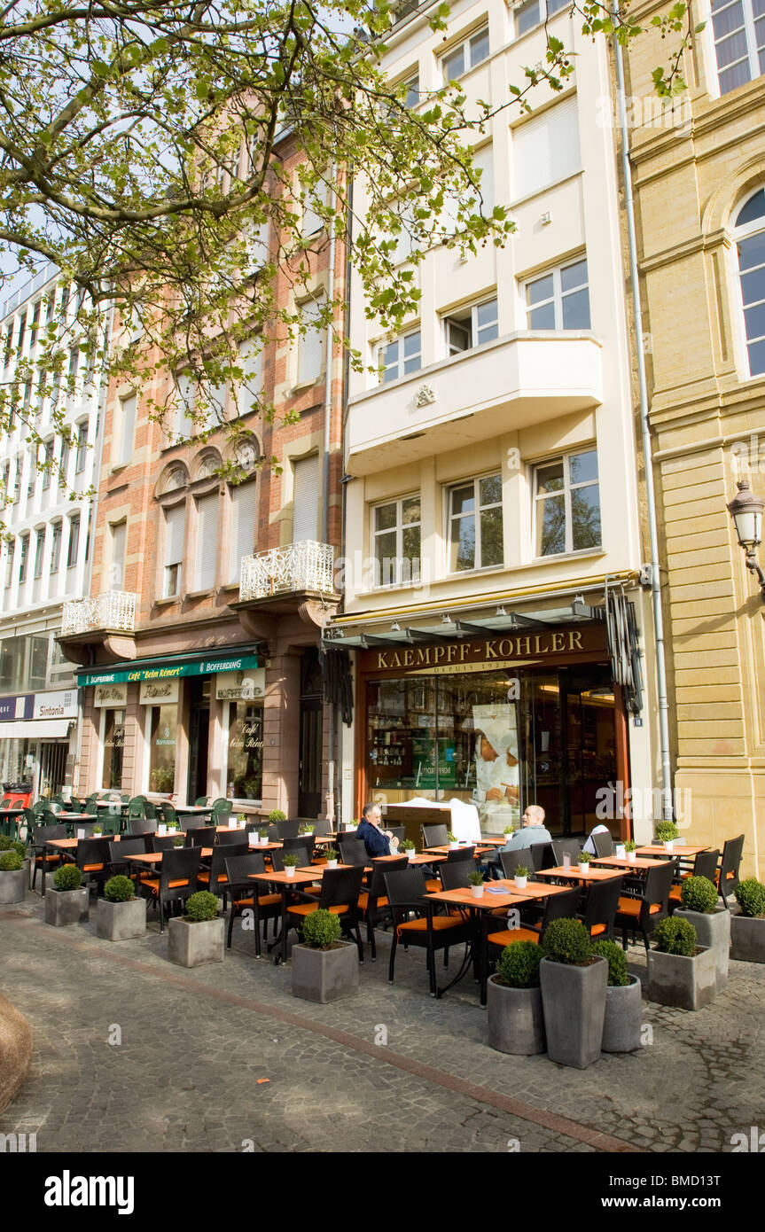 Café de la rue dans la ville de Luxembourg le matin avec certains clients assis sur des tables à l'extérieur de la cafe Banque D'Images