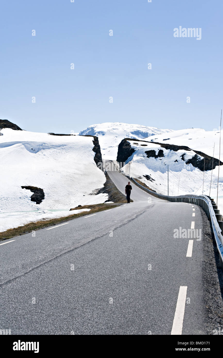 En coupe Route dans la Montagne Enneigée Terrain à Skjelingen Sogn Norvège Banque D'Images