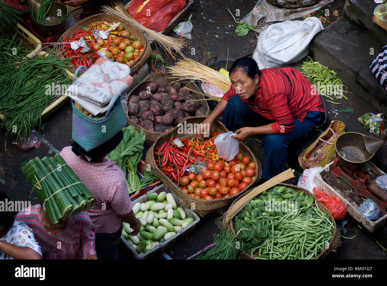 Marché public d'Ubud, Ubud, Bali, Indonésie. Les femmes viennent très tôt le matin pour acheter les jours de repas. Banque D'Images