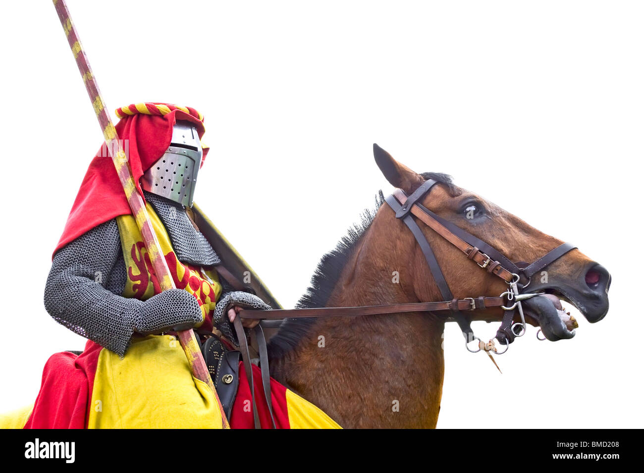 Tournoi de chevalerie. Chevalier avec armure et épée prêt à combattre. Banque D'Images