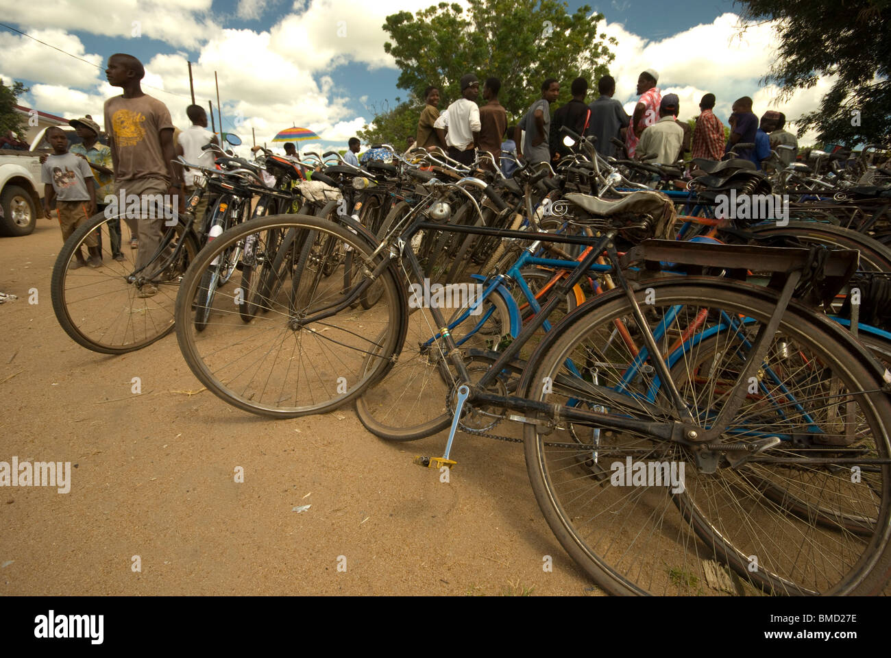 Les rues de Mecanhelas Mozambique pleins d'activité, les vélos et les intervenants à l'extérieur d'un marché populaire. Banque D'Images