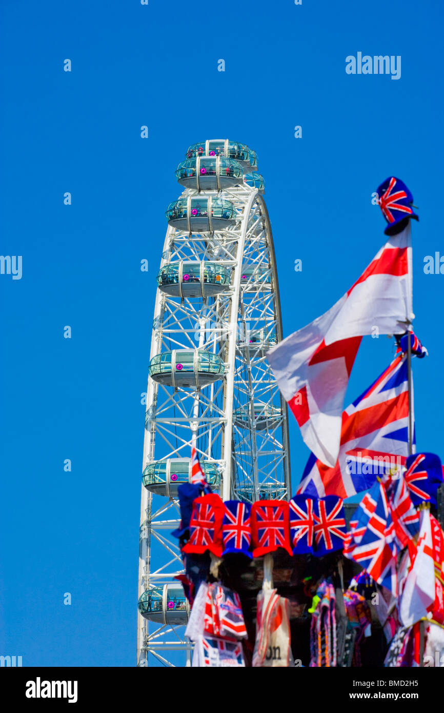 Le London Eye avec drapeaux anglais Banque D'Images