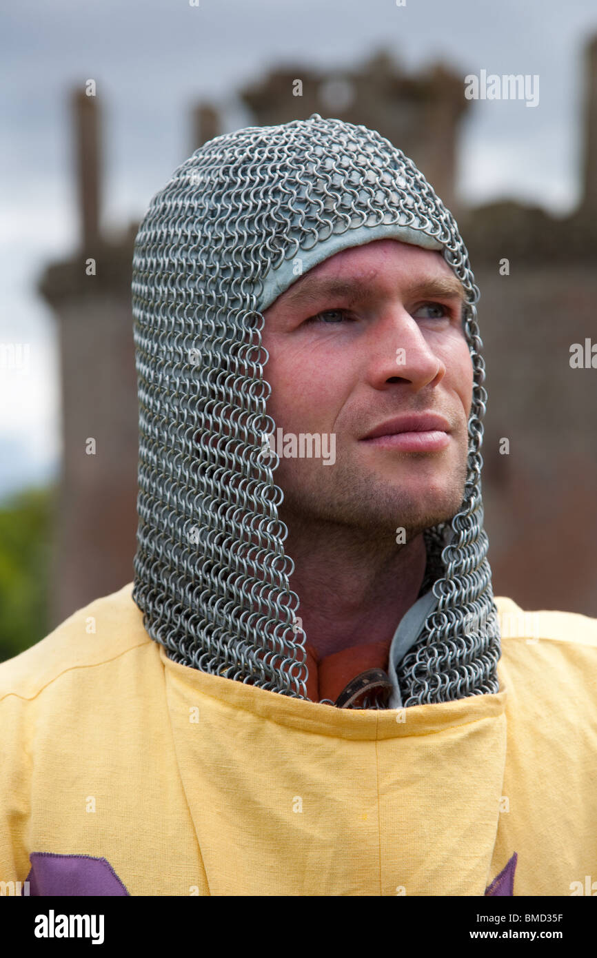 Tête et épaules du Soldier portant le courrier de la chaîne (coif du courrier), l'adresse de la chaîne et les tuniques. Scotland at War, Caerlaverock Castle, Royaume-Uni Banque D'Images