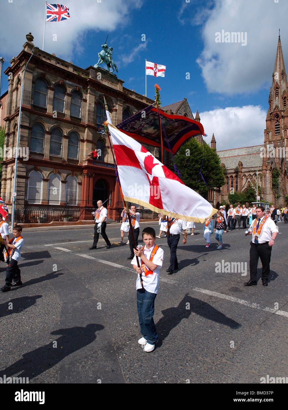 Orangefest, 12 juillet 2009. Les jeunes un drapeau orangiste realiser Ulster Hall Orange rue Clifton passé ancien QG de l'ordre d'Orange Banque D'Images