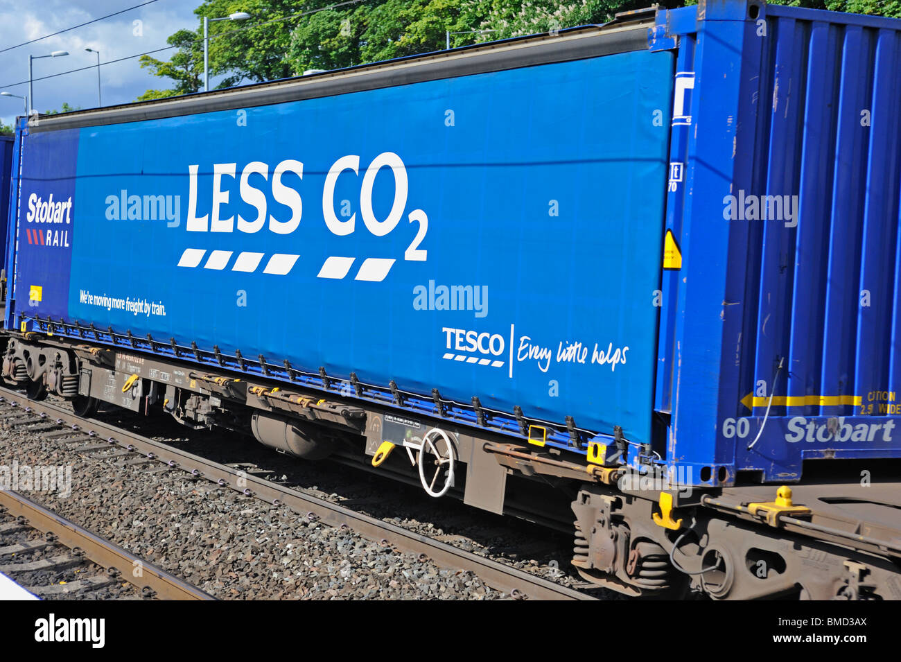 Tesco' moins de CO2' conteneur train de marchandises. West Coast Main Line. Oxenholme, Cumbria, Angleterre, Royaume-Uni l'Europe. Banque D'Images