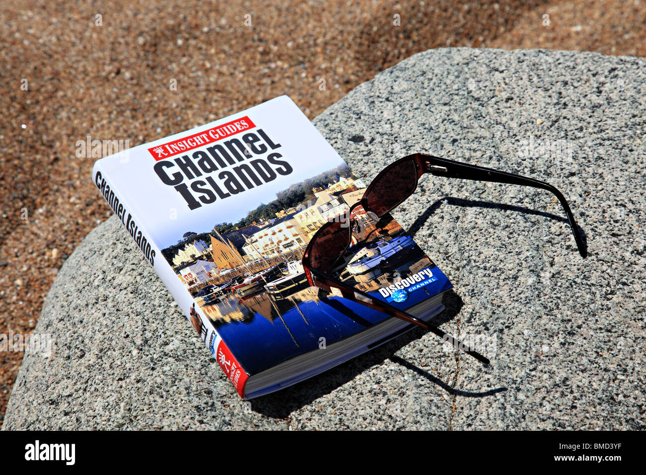 Verres et guide sur la plage, Alderney, Channel Islands, Royaume-Uni Banque D'Images
