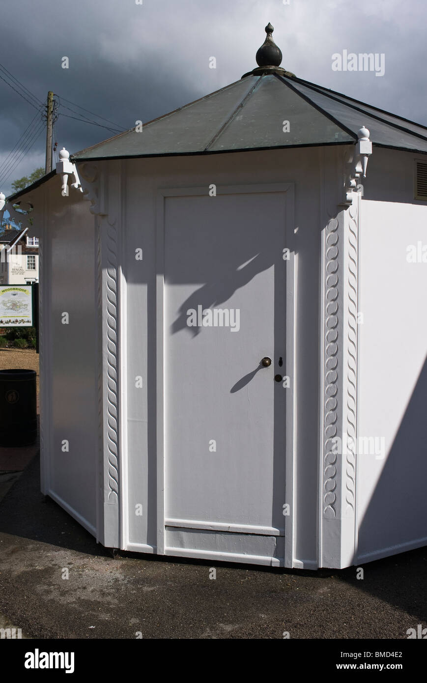 En bois blanc hexagonale inhabituelle petit bâtiment à Woodbridge East Anglia Angleterre UK UE Banque D'Images