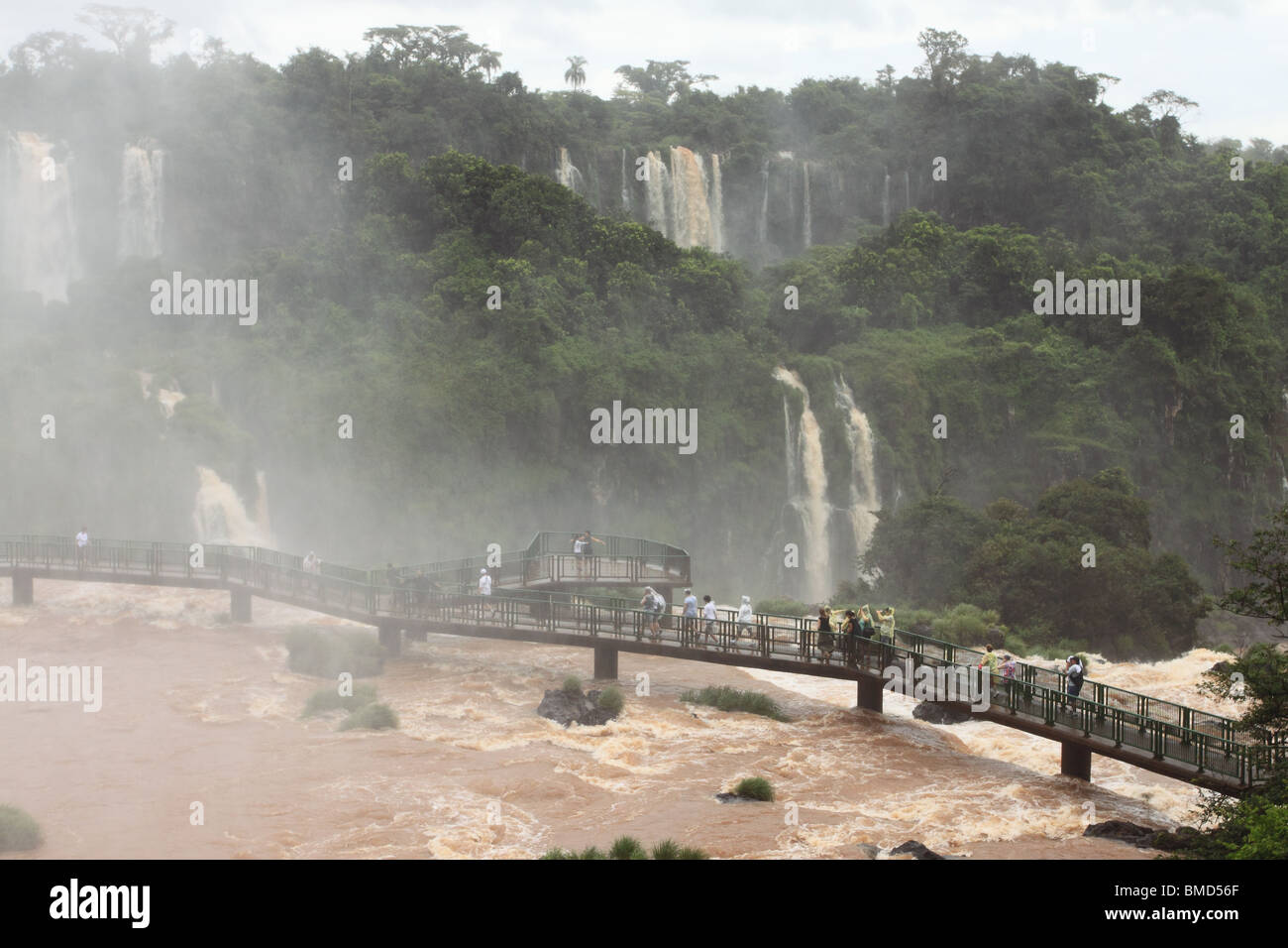 Les touristes sur la promenade avec vue sur chutes d'Iguaçu du côté brésilien. Banque D'Images