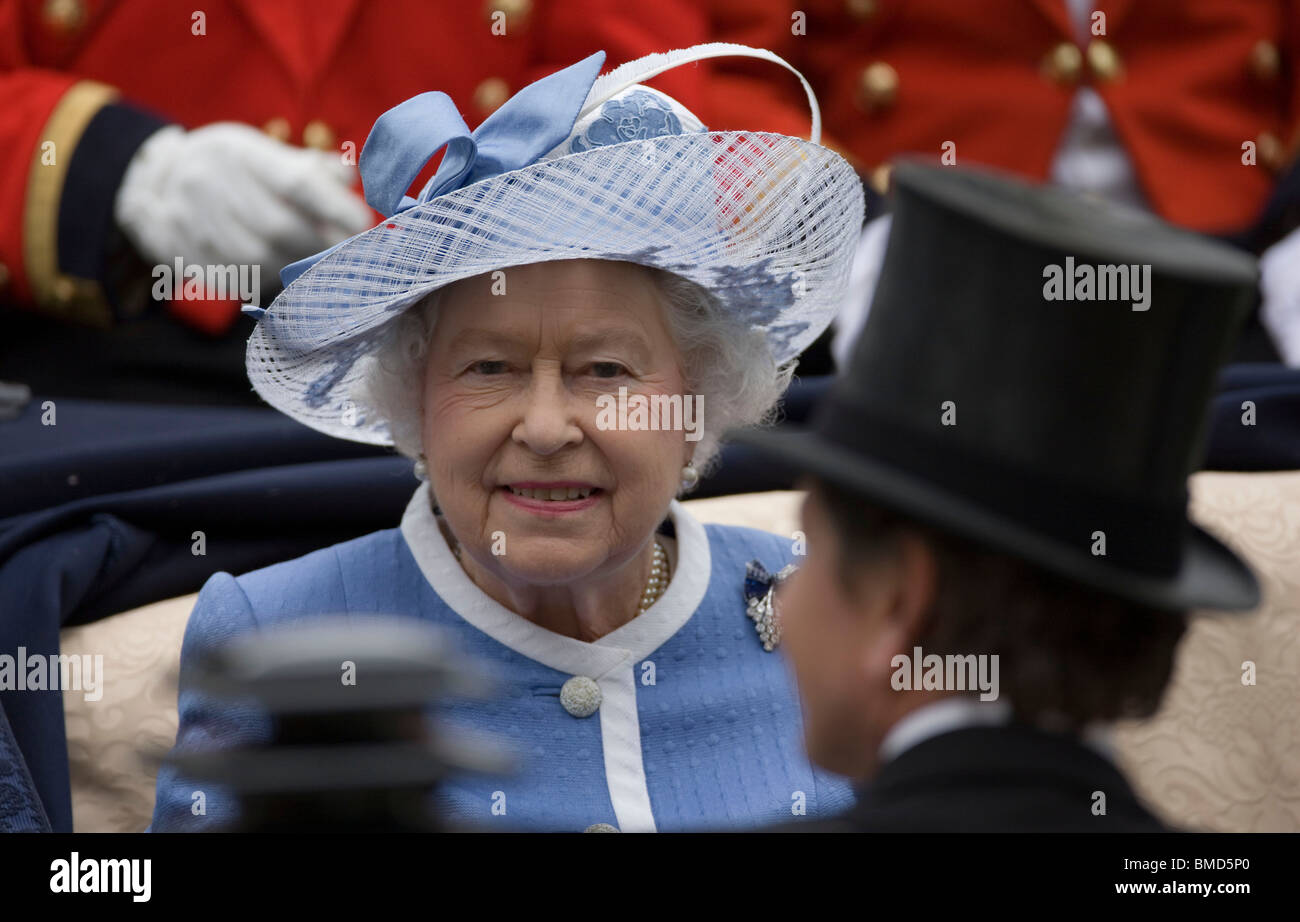 La Grande-Bretagne La reine Elizabeth II au Royal Ascot race réunion en 2009 qui a lieu chaque année en juin à l'hippodrome d'Ascot Berkshire Banque D'Images