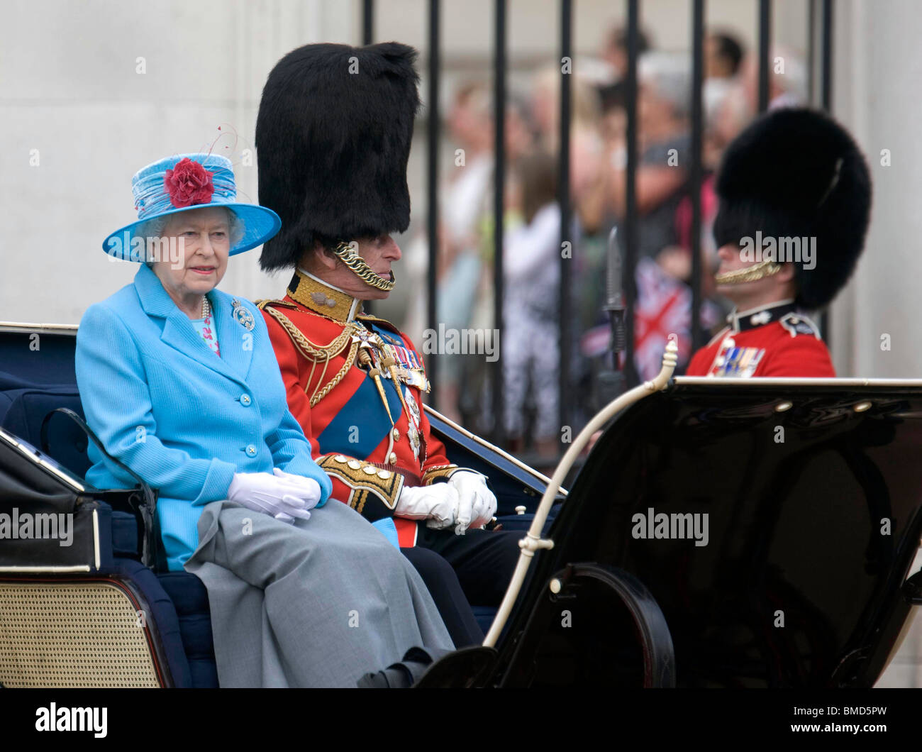 La Grande-Bretagne La reine Elizabeth II et le Prince Philip le duc d'Édimbourg quittent le palais de Buckingham pour la Parade des couleurs Banque D'Images