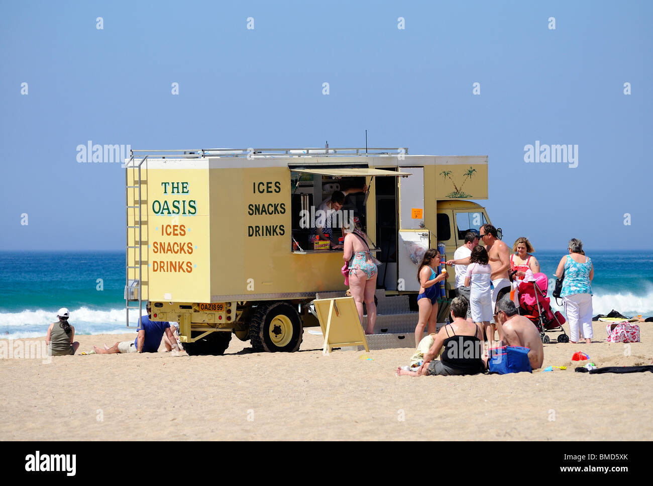 Une glace van garé sur la plage de baie de holywell, Cornwall, uk Banque D'Images