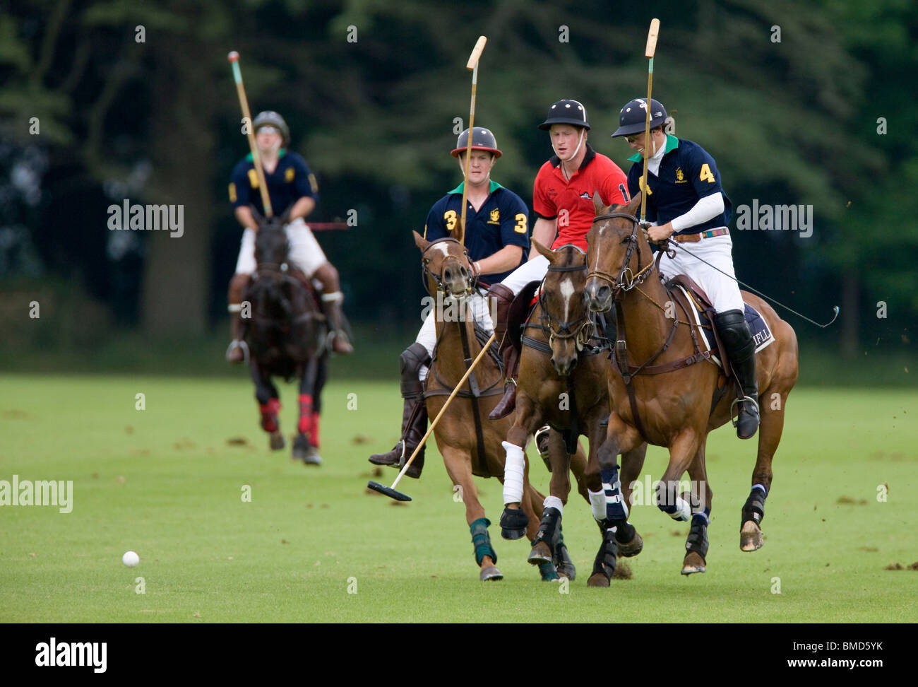Le Prince Harry de Grande-Bretagne (chemise rouge) jouer au polo à Cirencester pour le Dorchester Cup en 2009 Banque D'Images