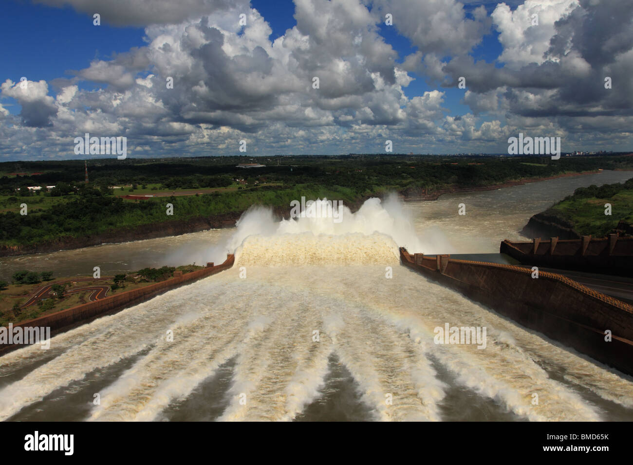 Au déversoir du barrage d'Itaipu, et l'usine d'énergie hydroélectrique Banque D'Images