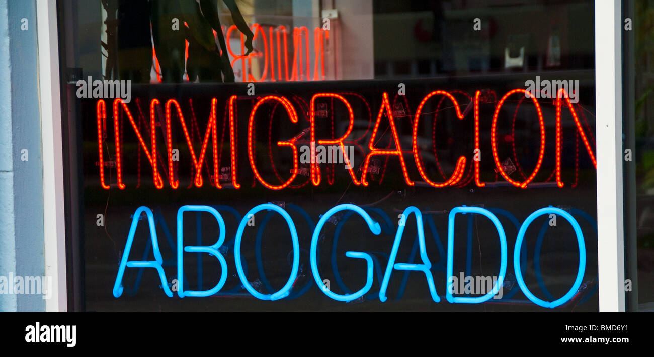 Procureur de l'Immigration signe en espagnol dans la fenêtre, Miami Beach, Florida, USA Banque D'Images