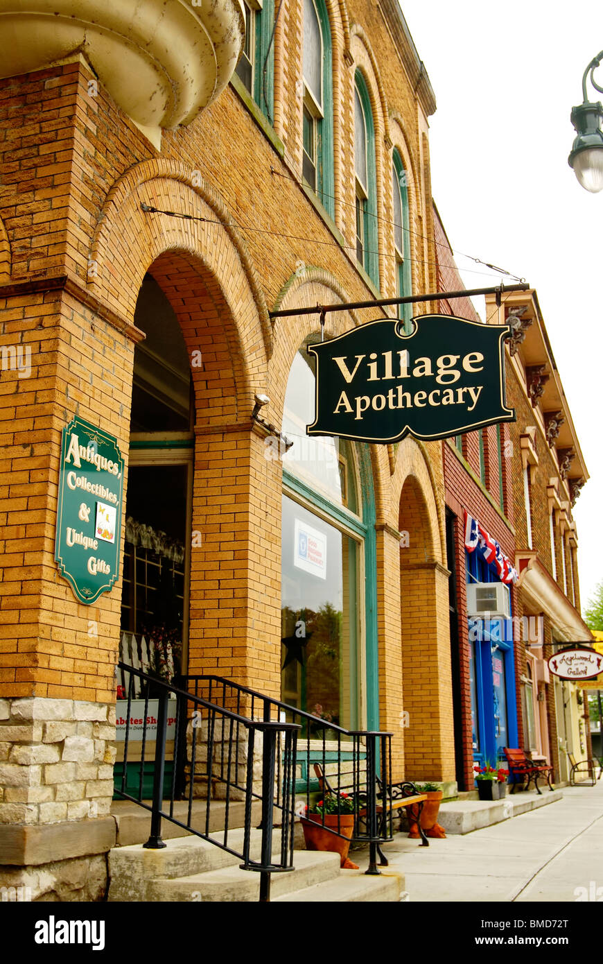 Rue principale de la petite ville de Grand Rapids, dans l'Ohio. La photo montre une partie de la saveur historique de la vieille ville. Banque D'Images