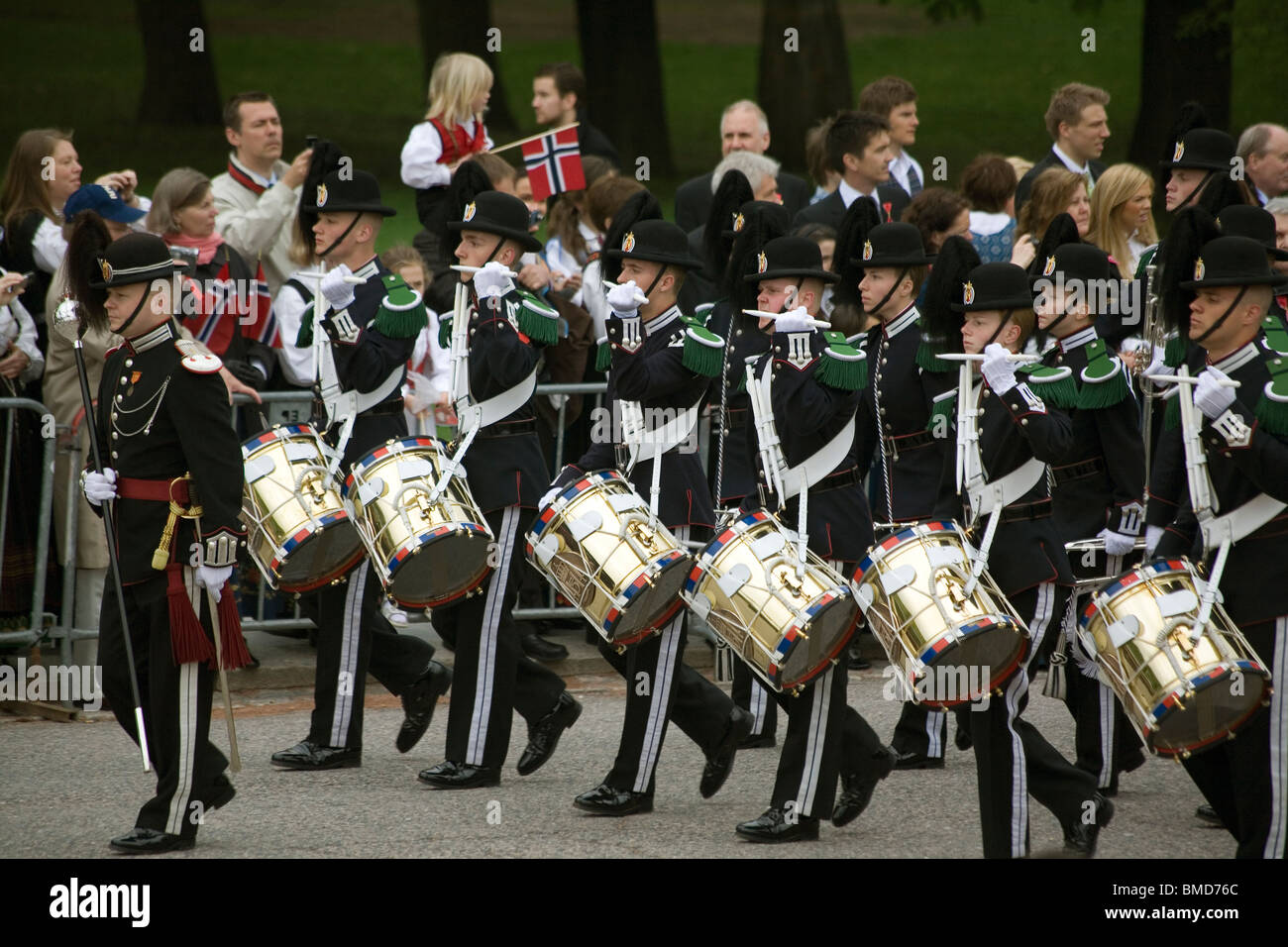 Norvège Oslo 17 mai royal guards band on parade Banque D'Images