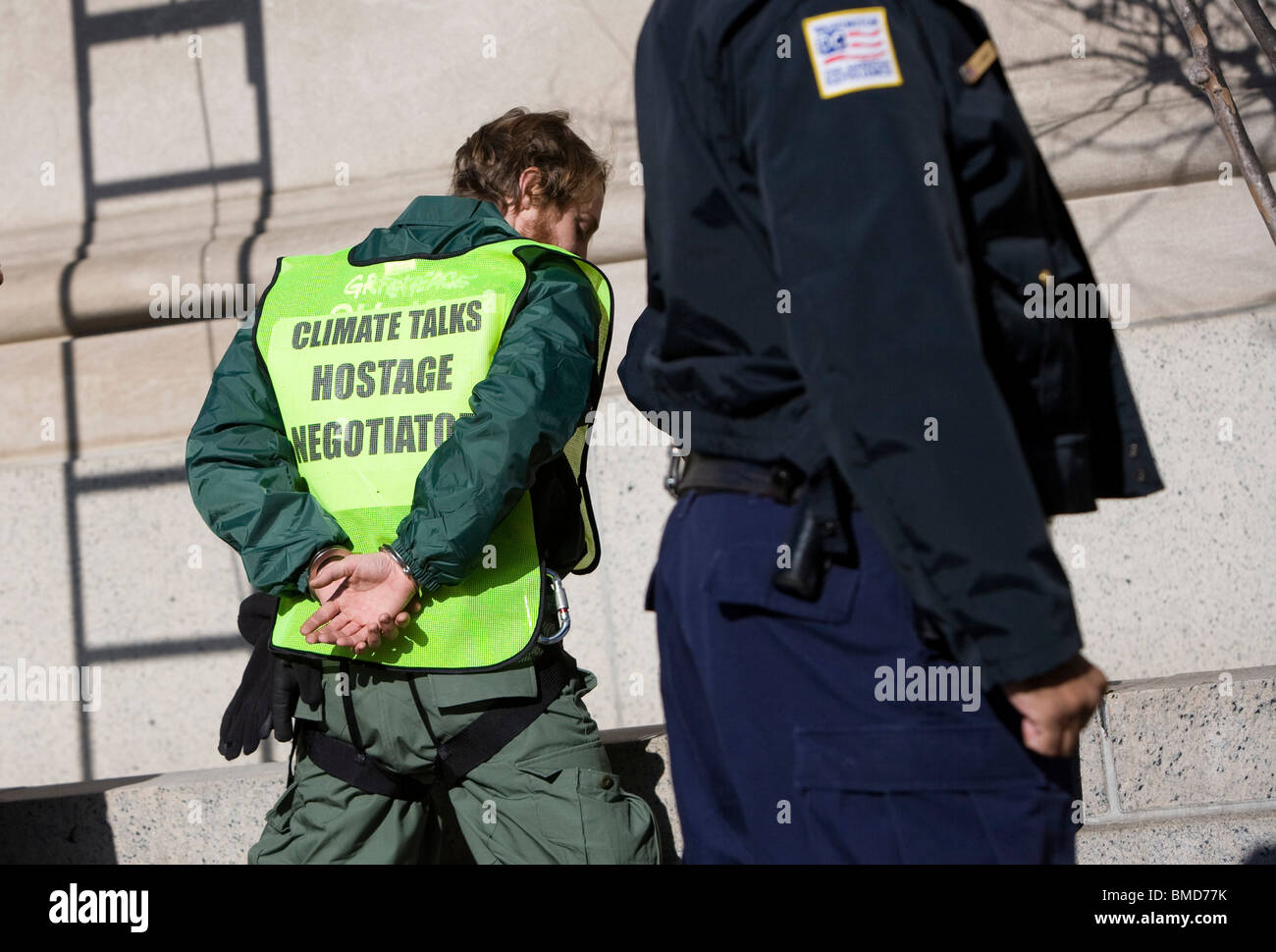 Les manifestants de Greenpeace d'être arrêtés. Banque D'Images