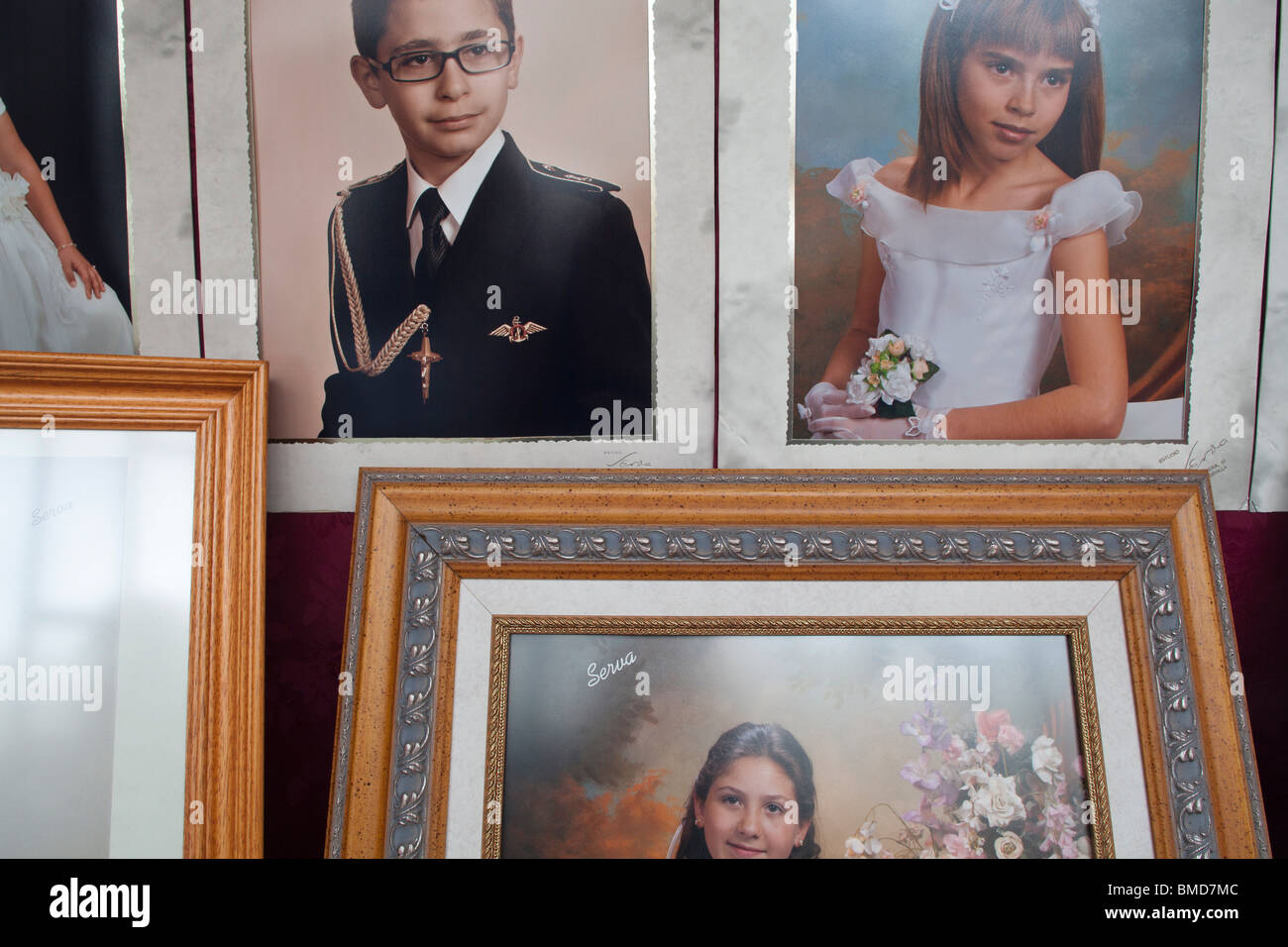 La première Communion des photographies sur une vitrine, Séville, Espagne Banque D'Images