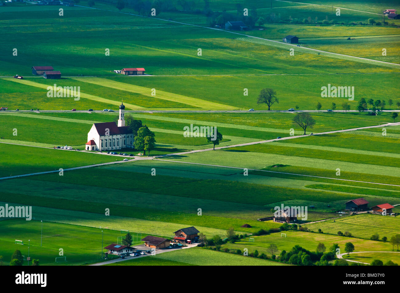 Vue aérienne de St Coloman église de pèlerinage et la campagne bavaroise près de la ville de Fussen en Allemagne. Banque D'Images