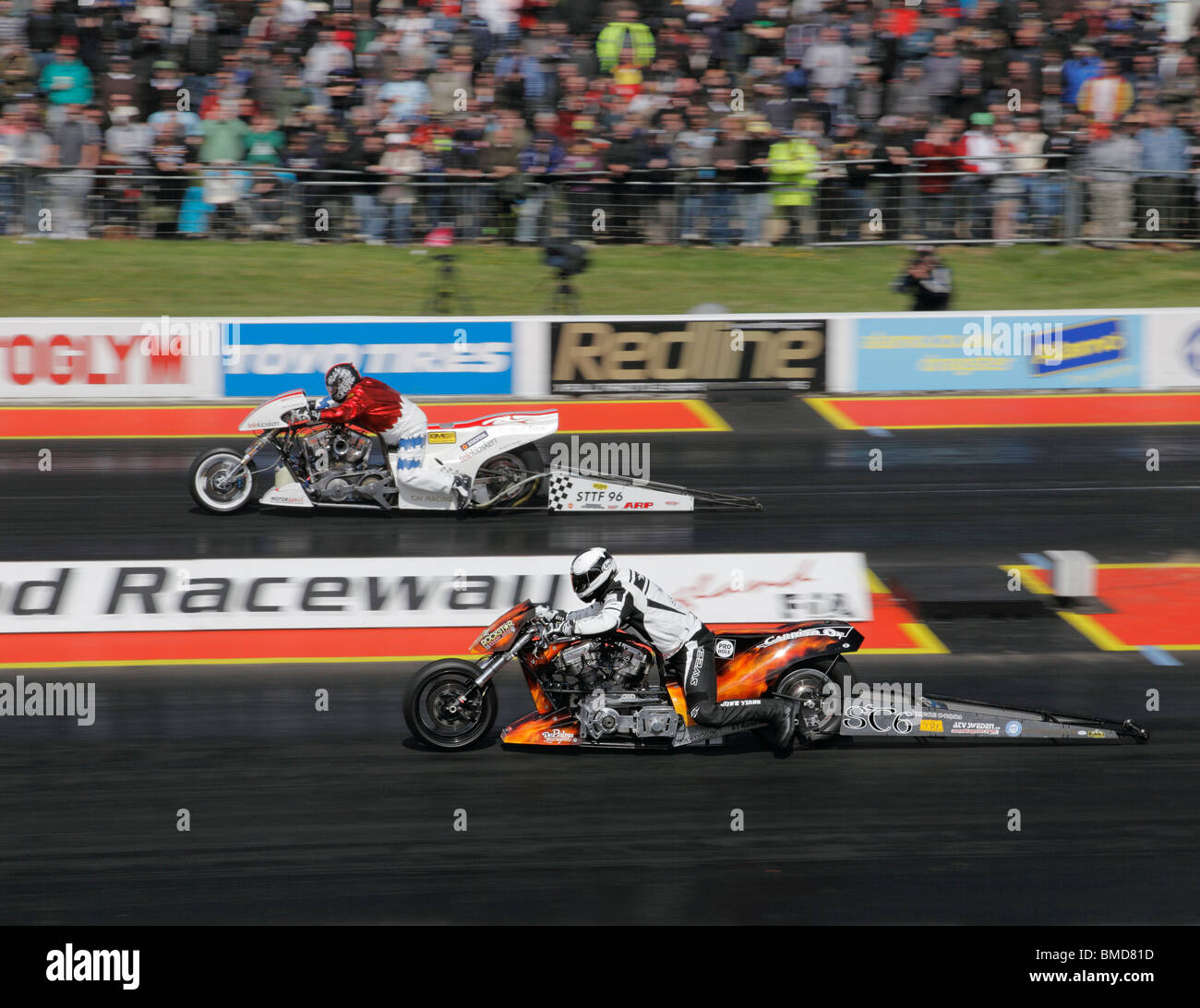 Lits jumeaux Super faites glisser des vélos à Santa Pod, monté par Samu Kemppainen face visible, Trond Jostein Hoiberget loin côté. Banque D'Images