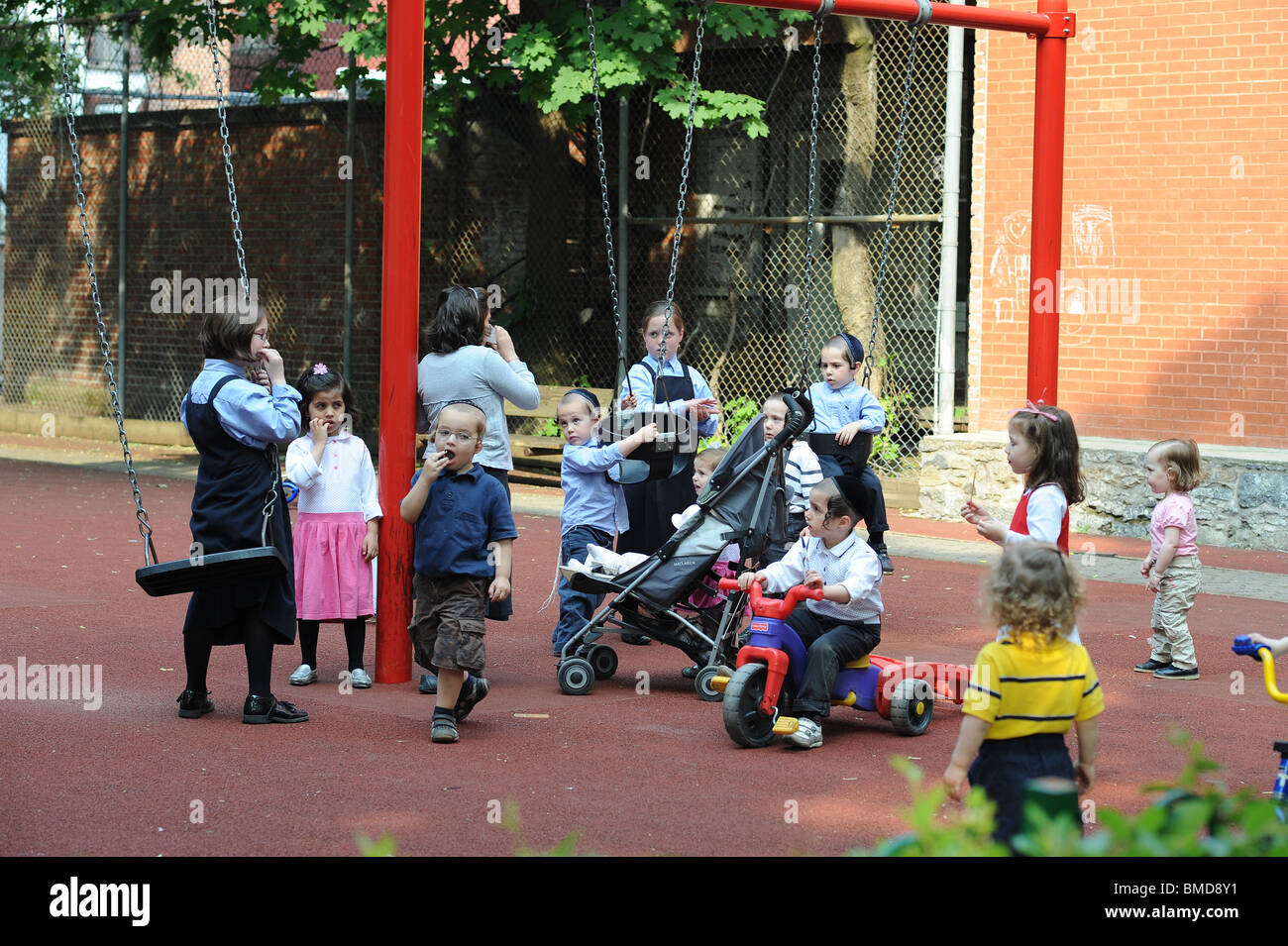 Juif orthodoxe enfants jouant dans le parc de Montréal. Banque D'Images