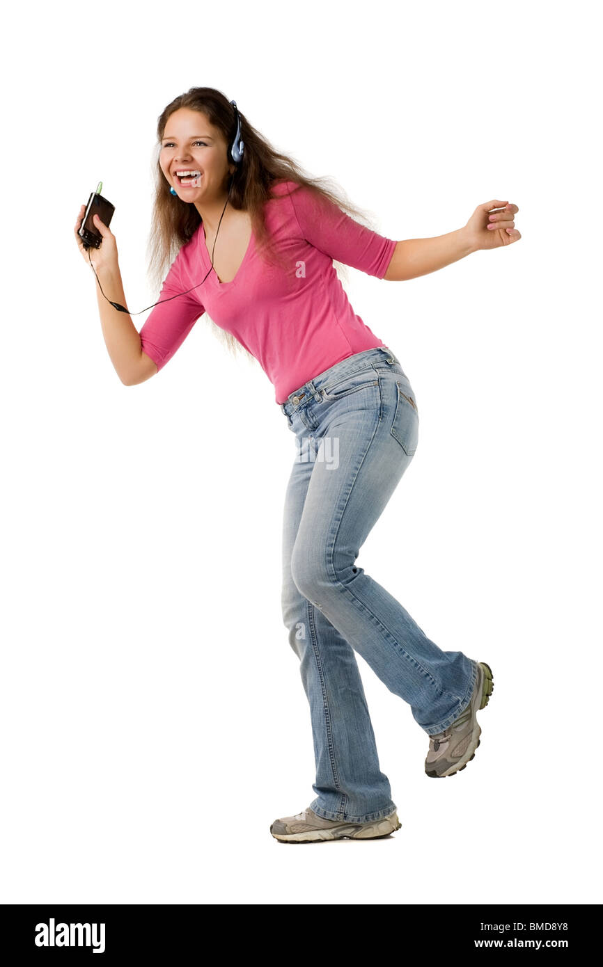 Beautiful happy girl in pink jacket jeans et danse avec lecteur de musique, isolated on white Banque D'Images