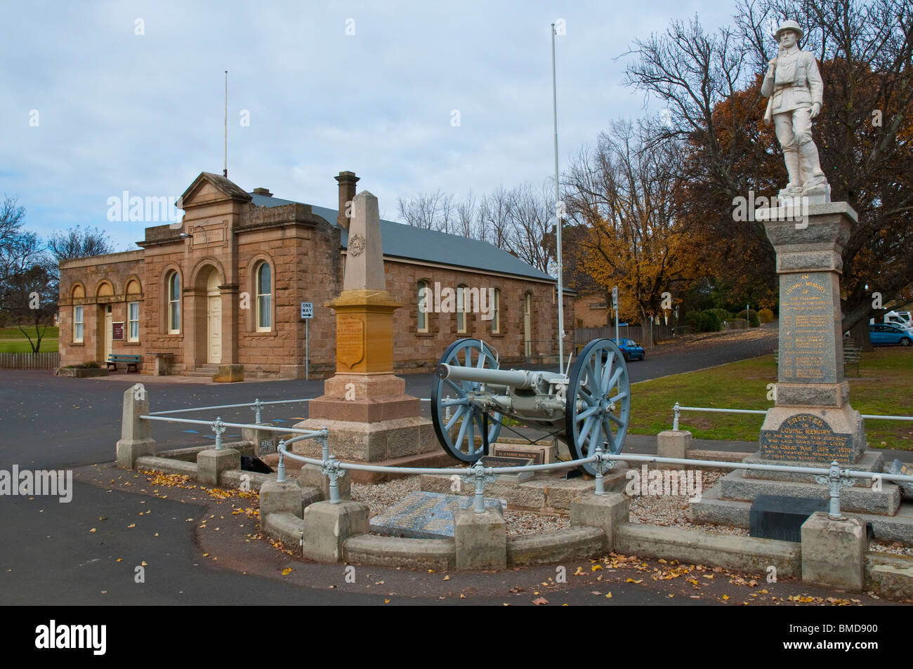 Monument commémoratif de guerre à l'extérieur de la vieille ville située sur la rue principale de la ville historique de Ross dans les Midlands Tasmanie Banque D'Images