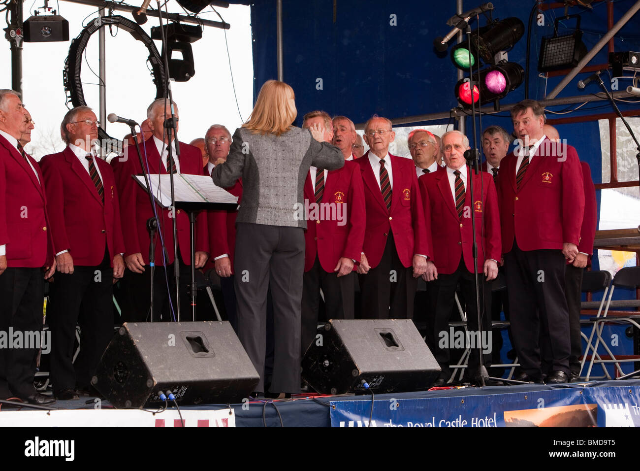 Royaume-uni, Angleterre, Devon Dartmouth, Musique, Festival, Royal Avenue Gardens, Neath Male Voice Choir performing Banque D'Images