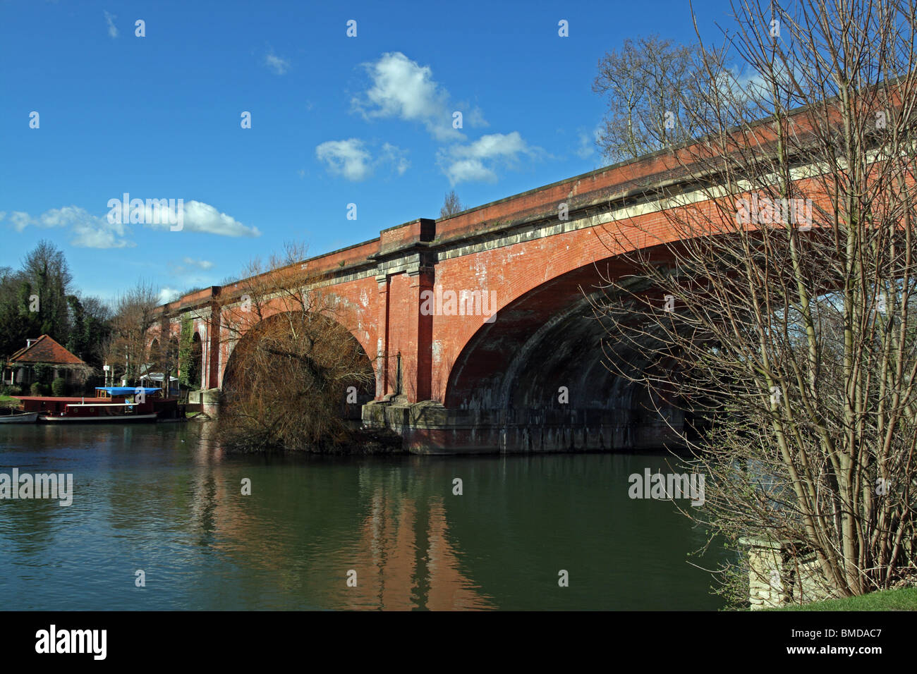 Pont ferroviaire à Maidenhead, Berkshire, Angleterre construit par Brunel en 1839. Banque D'Images