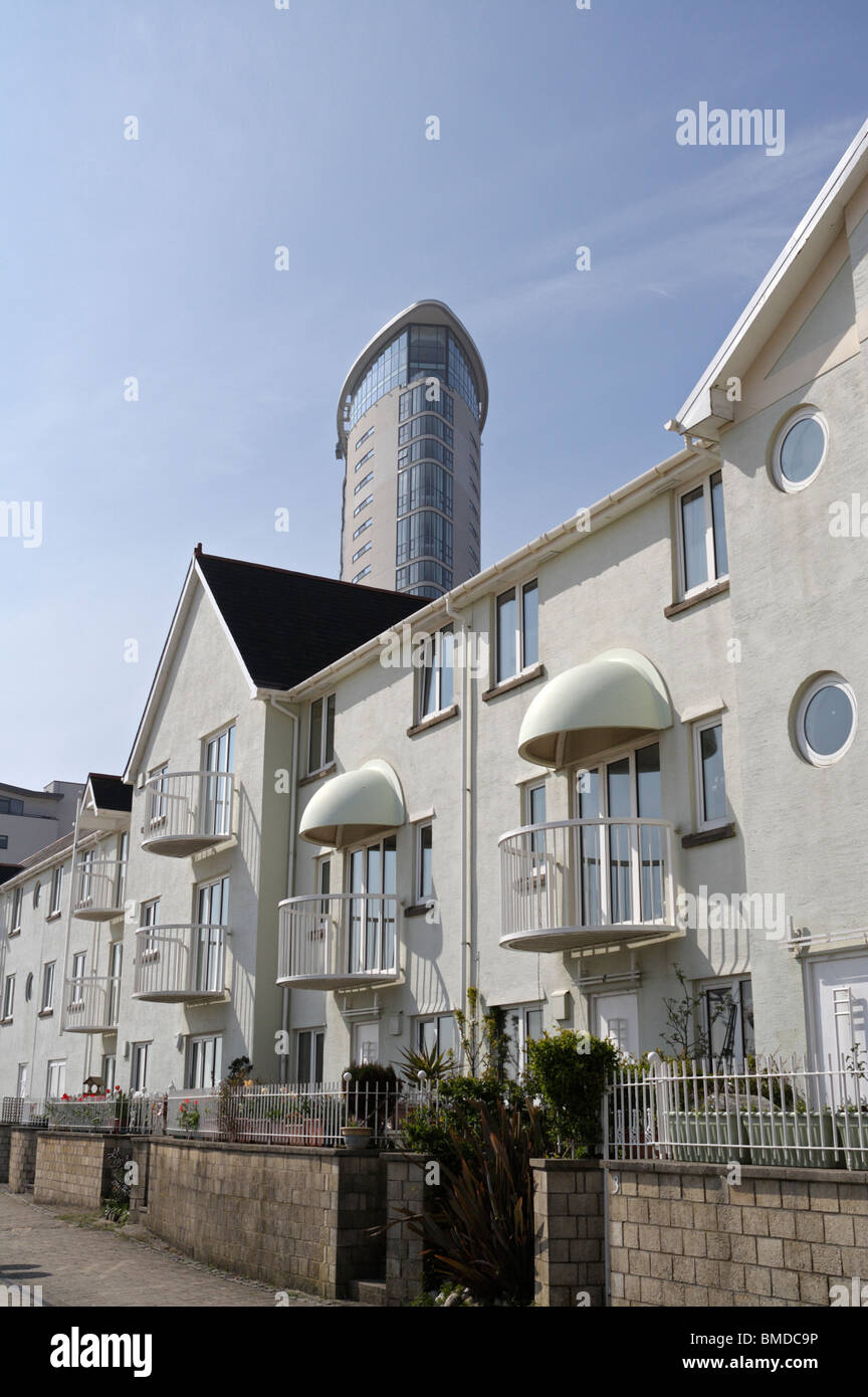 La tour à Meridian Quay Swansea, Pays de Galles plus grand bâtiment derrière de nouveaux logements sur le front de mer Banque D'Images