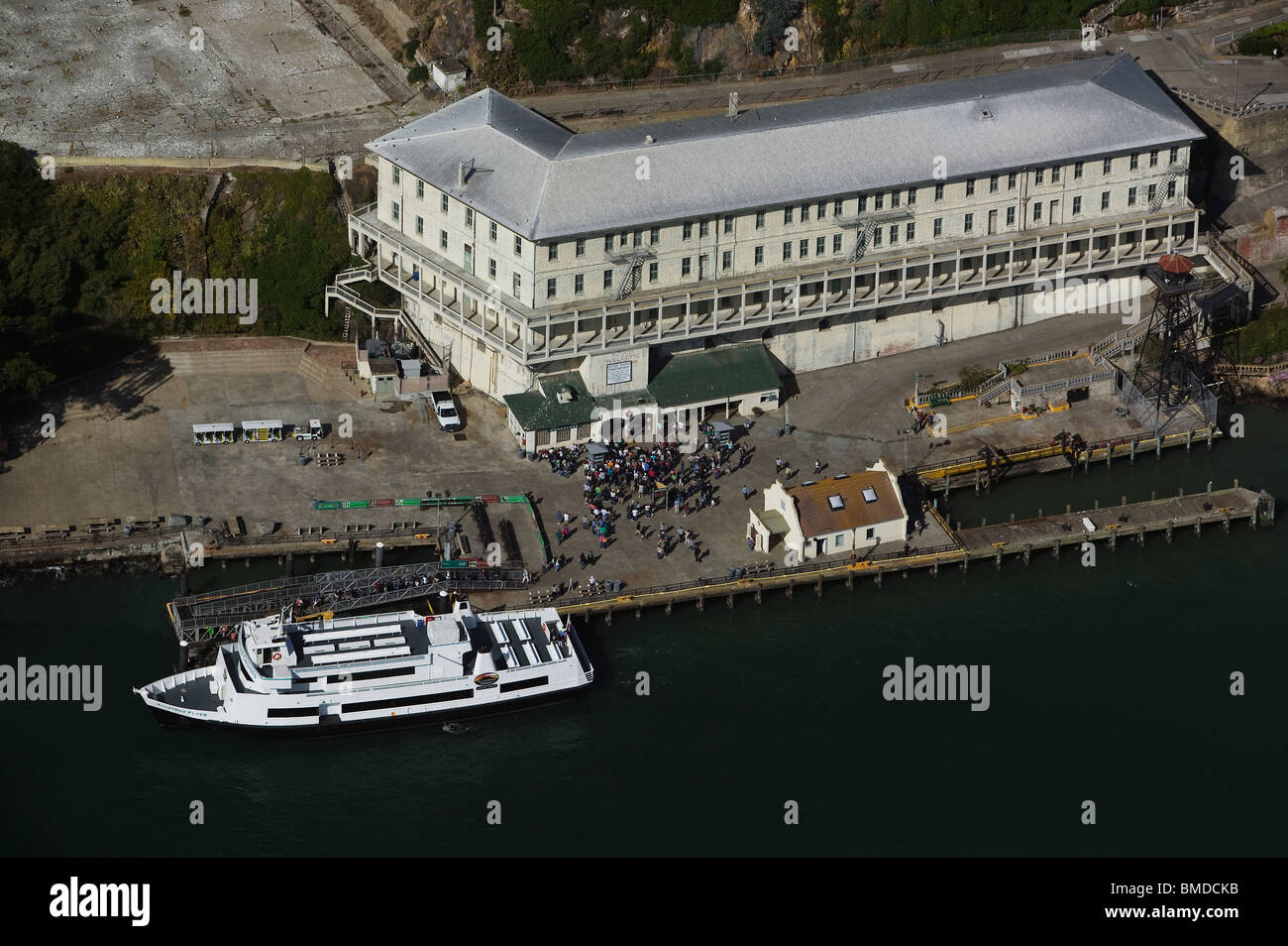 Vue aérienne au-dessus de touristes l'île d'Alcatraz à San Francisco en Californie Banque D'Images