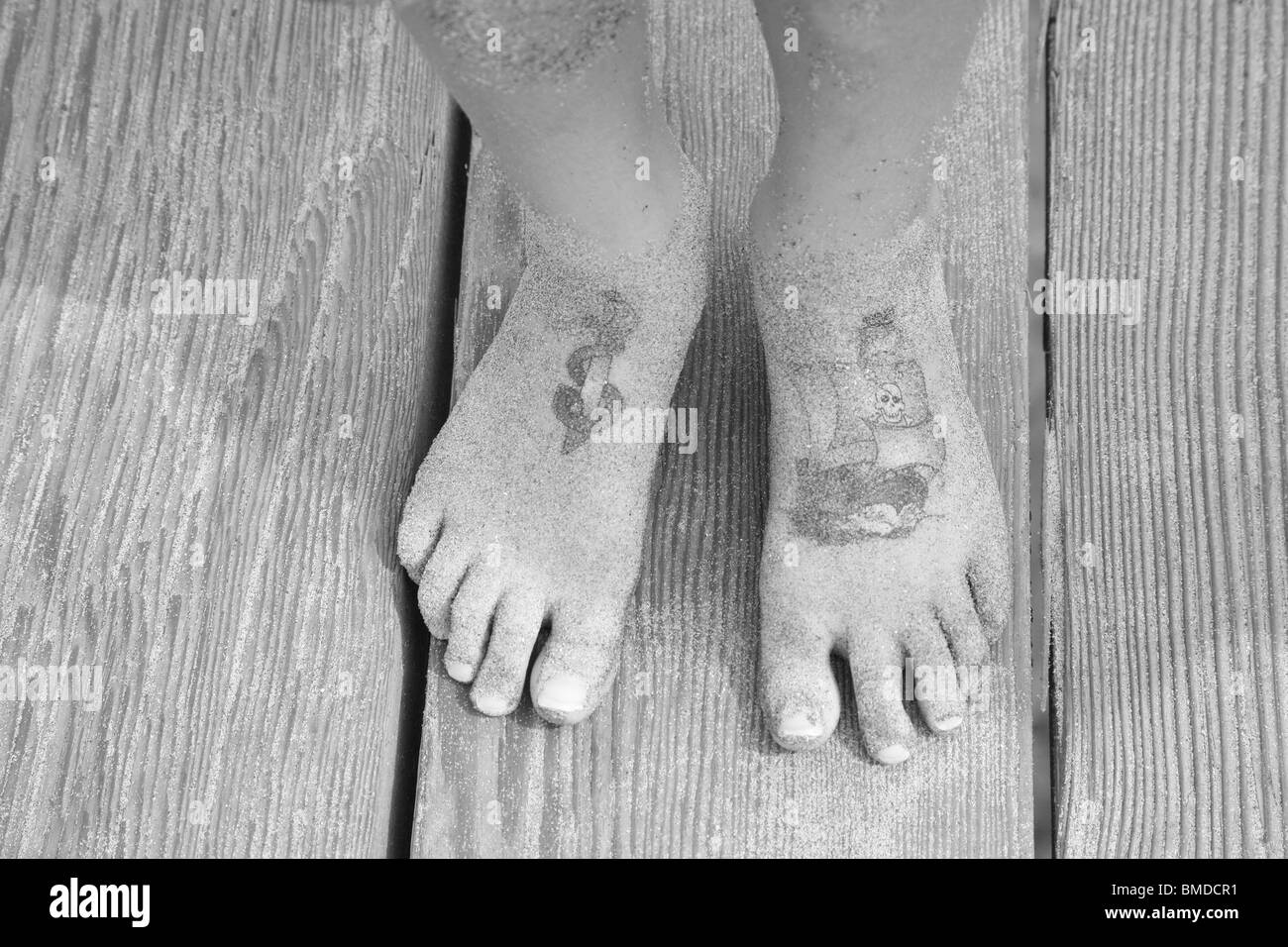 Des tatouages temporaires et de sable sur les pieds de childs Banque D'Images