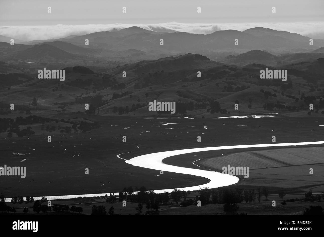 Vue aérienne au-dessus de la rivière Petaluma en Californie Sonoma Marin counties brouillard côtier Banque D'Images