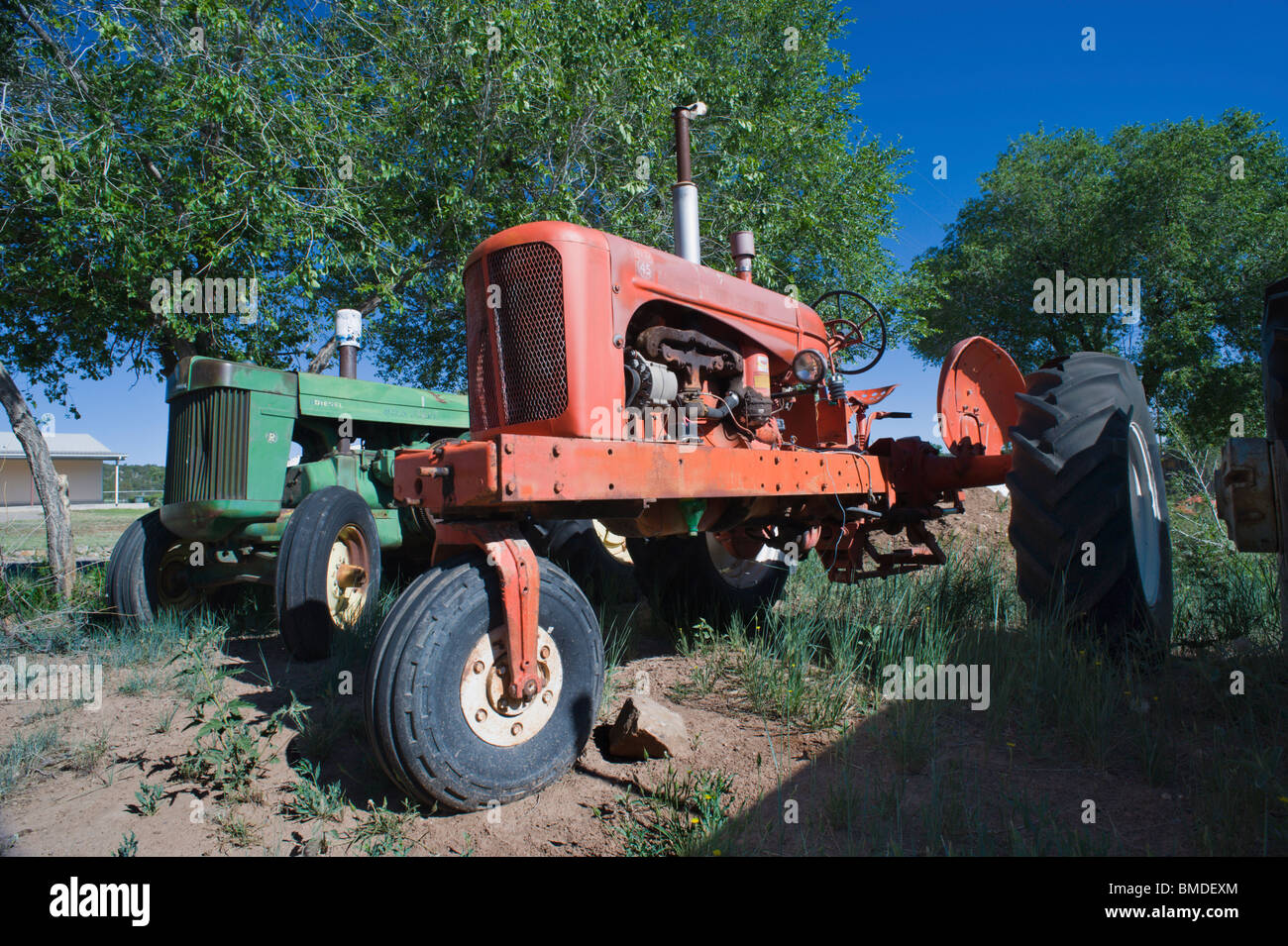 Deux vieux tracteurs agricoles ne sont qu'une partie d'une importante collection d'Farm and Ranch met en œuvre sur l'affichage à Corona, Nouveau Mexique. Banque D'Images