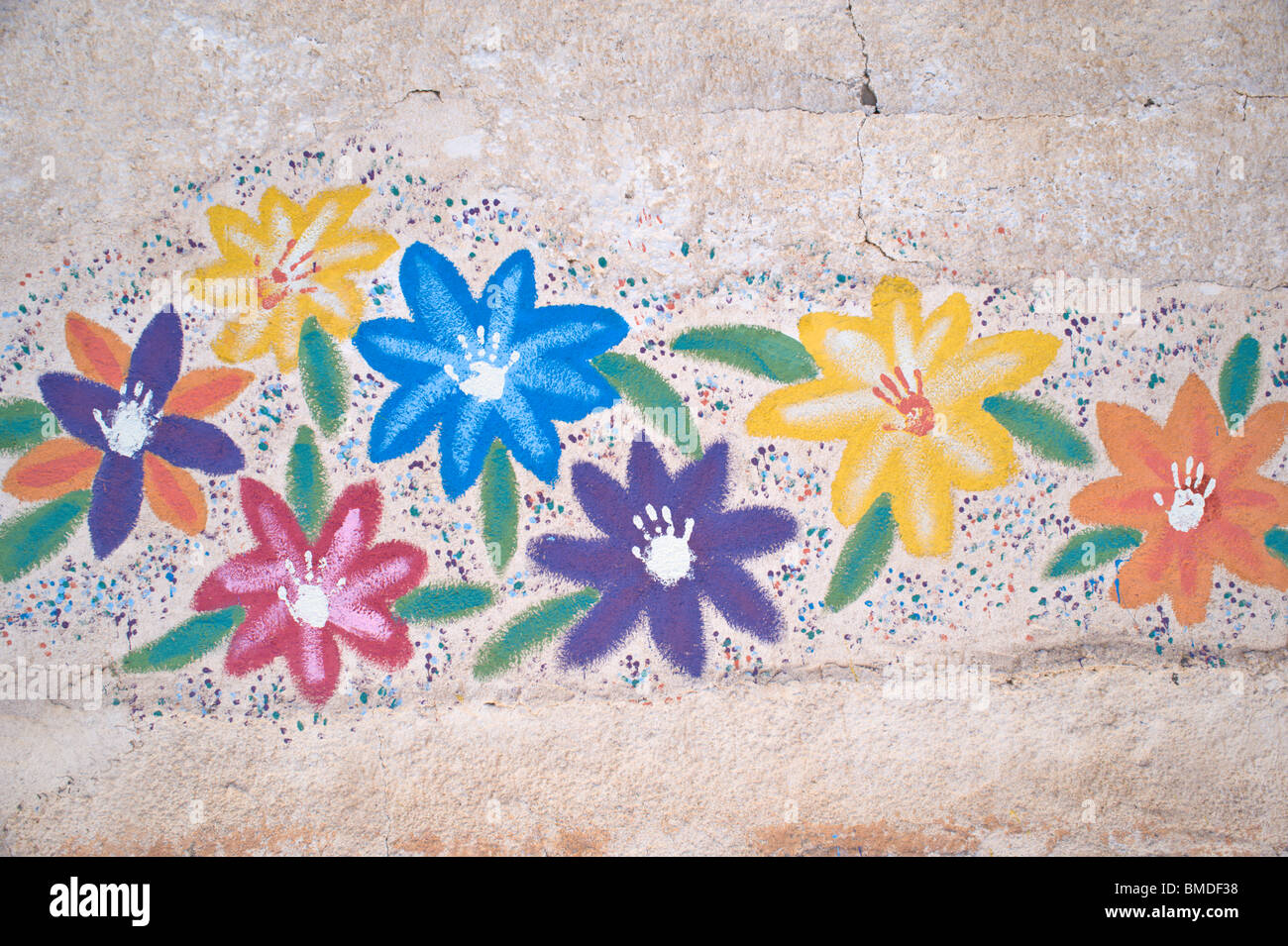 Children's art colorées décore un vieux mur en stuc de Corona, Nouveau Mexique. Banque D'Images