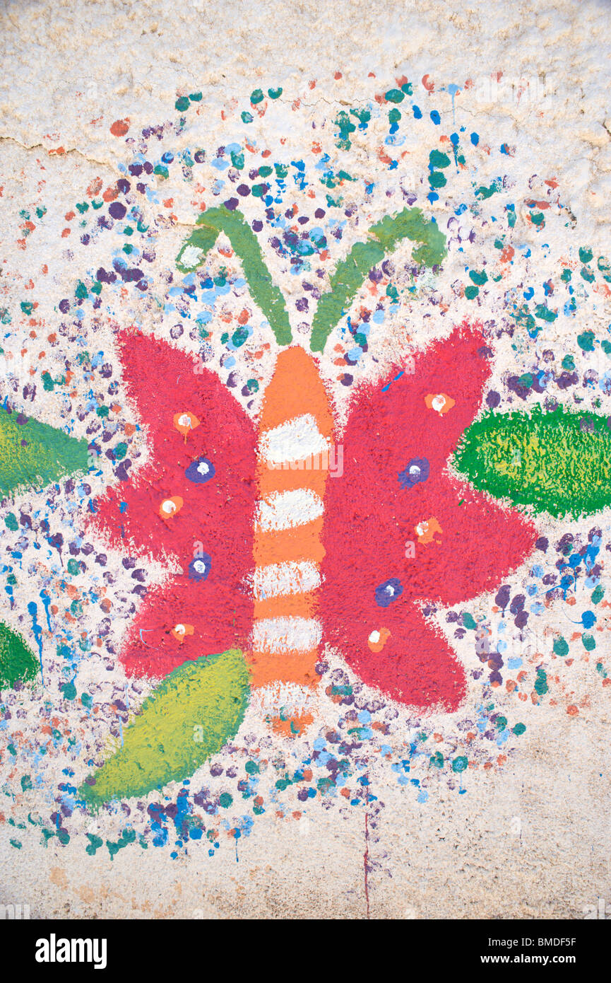 Children's art colorées décore un vieux mur en stuc de Corona, Nouveau Mexique. Banque D'Images