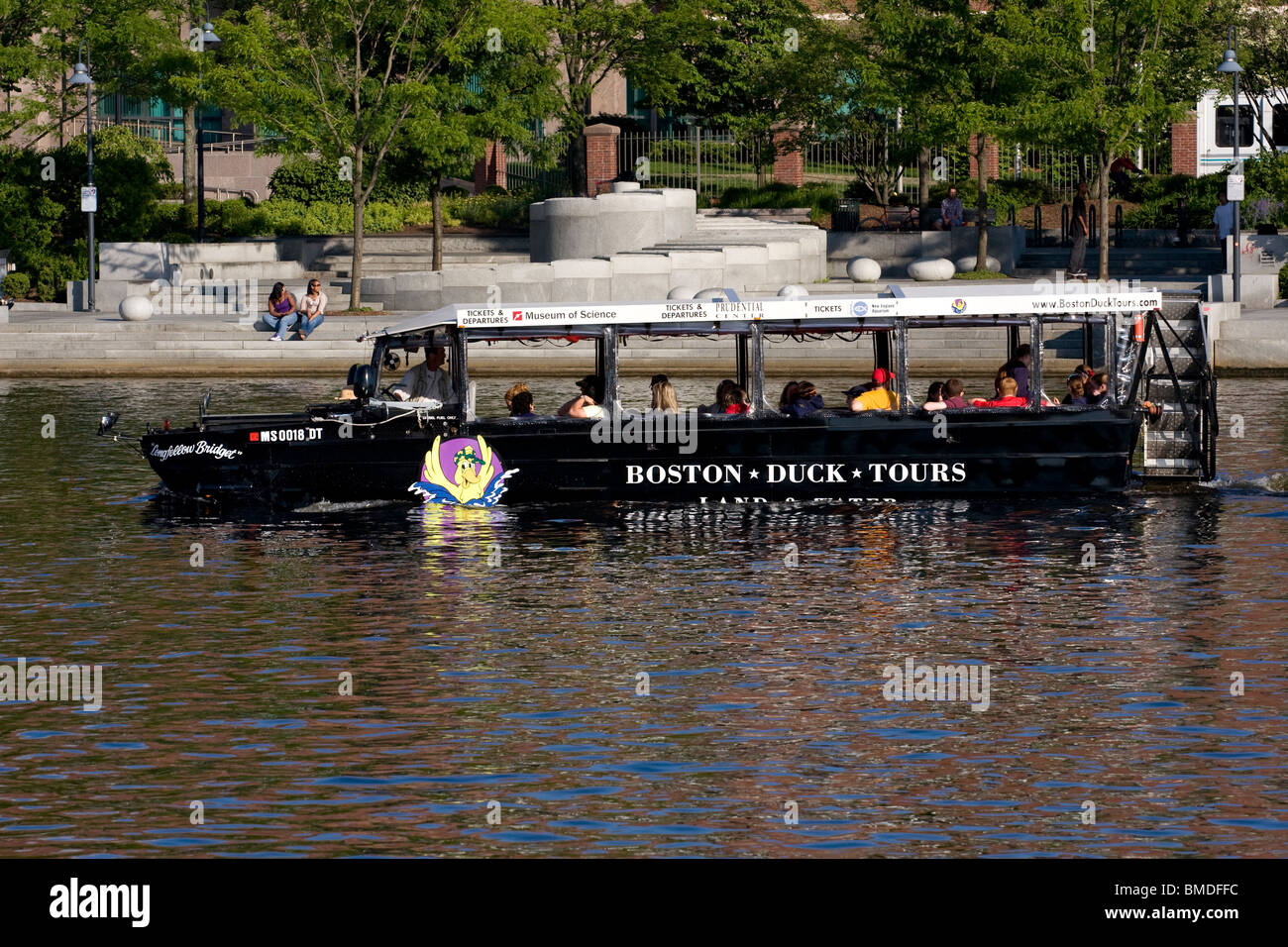 Boston Duck Tour Voile surnommé 'Bridget Longfellow' voyageant dans l'eau. Banque D'Images