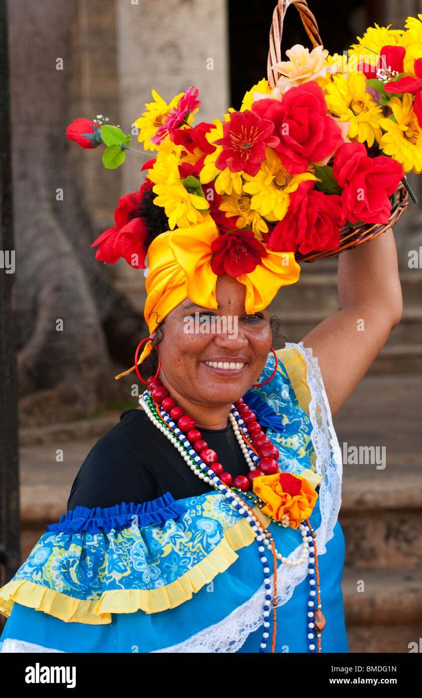 Des danseurs en costume avec des fleurs dans la vieille Havane Habana Cuba Banque D'Images
