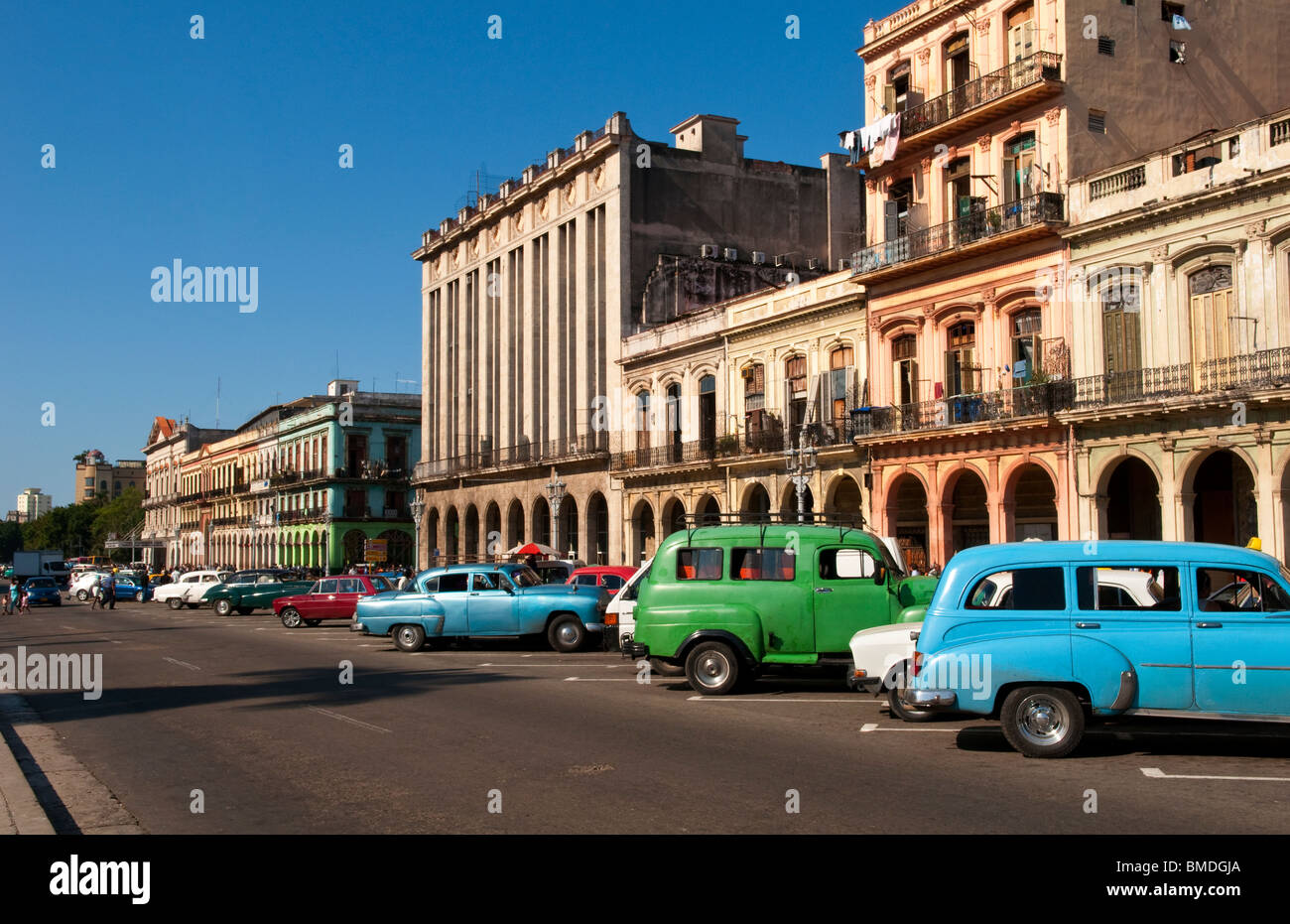 Vieilles voitures américaines classiques dans la rue centrale principale par Capitol à La Havane Habana Cuba Banque D'Images