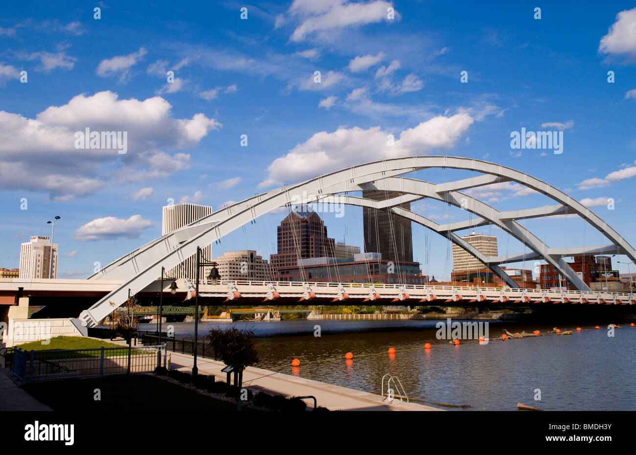 Rochester New York skyline avec la rivière Genesee et la Susan B Anthony et Fredrick Douglas Bridge Banque D'Images