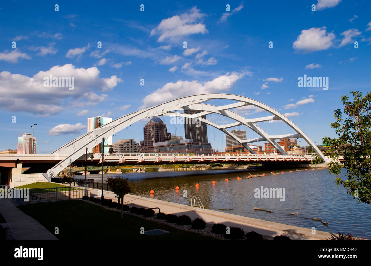 Rochester New York skyline avec la rivière Genesee et la Susan B Anthony et Fredrick Douglas Bridge Banque D'Images