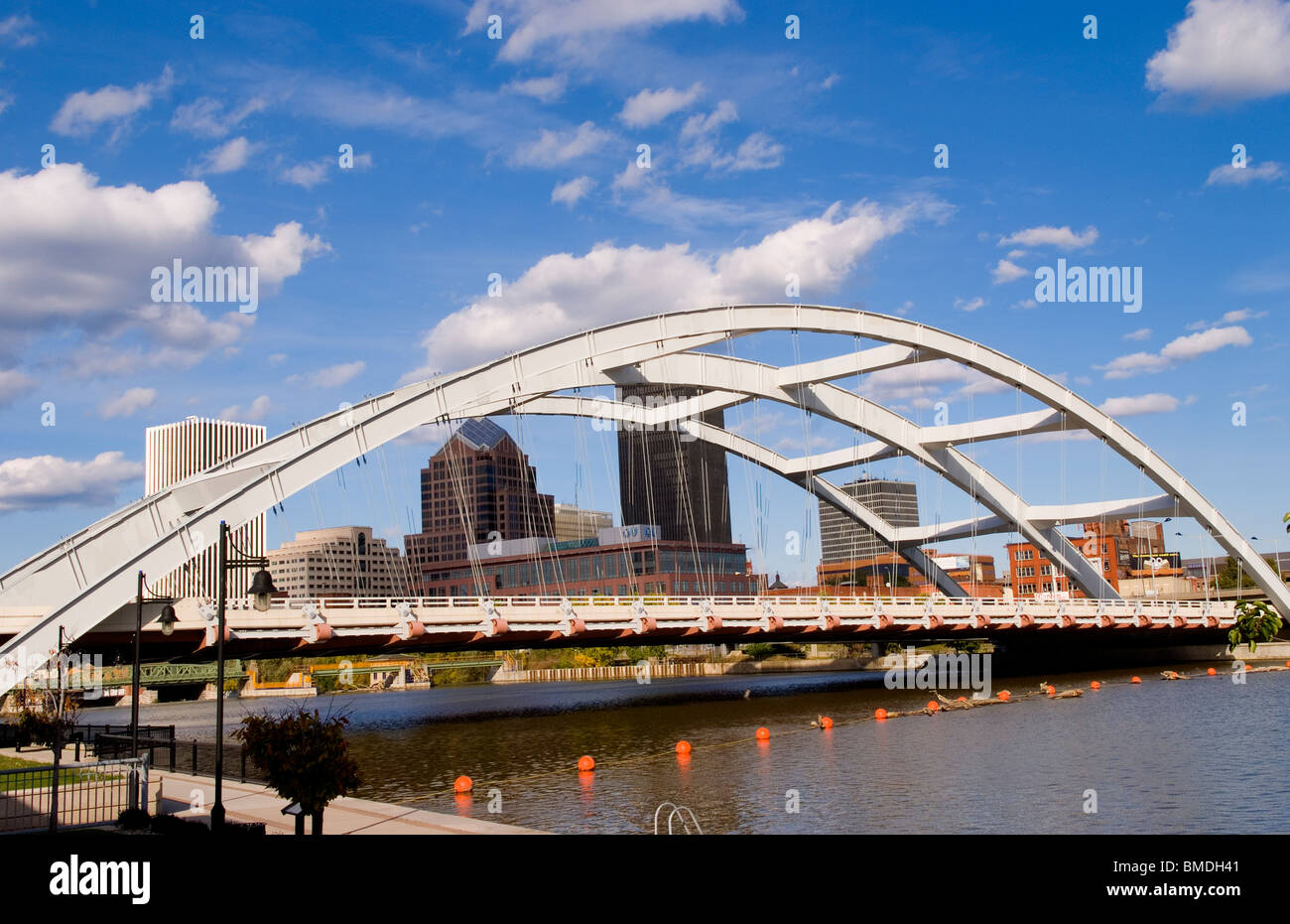 Rochester New York skyline avec la rivière Genesee et la Susan B Anthony et Fredrick Douglas Bridge Banque D'Images