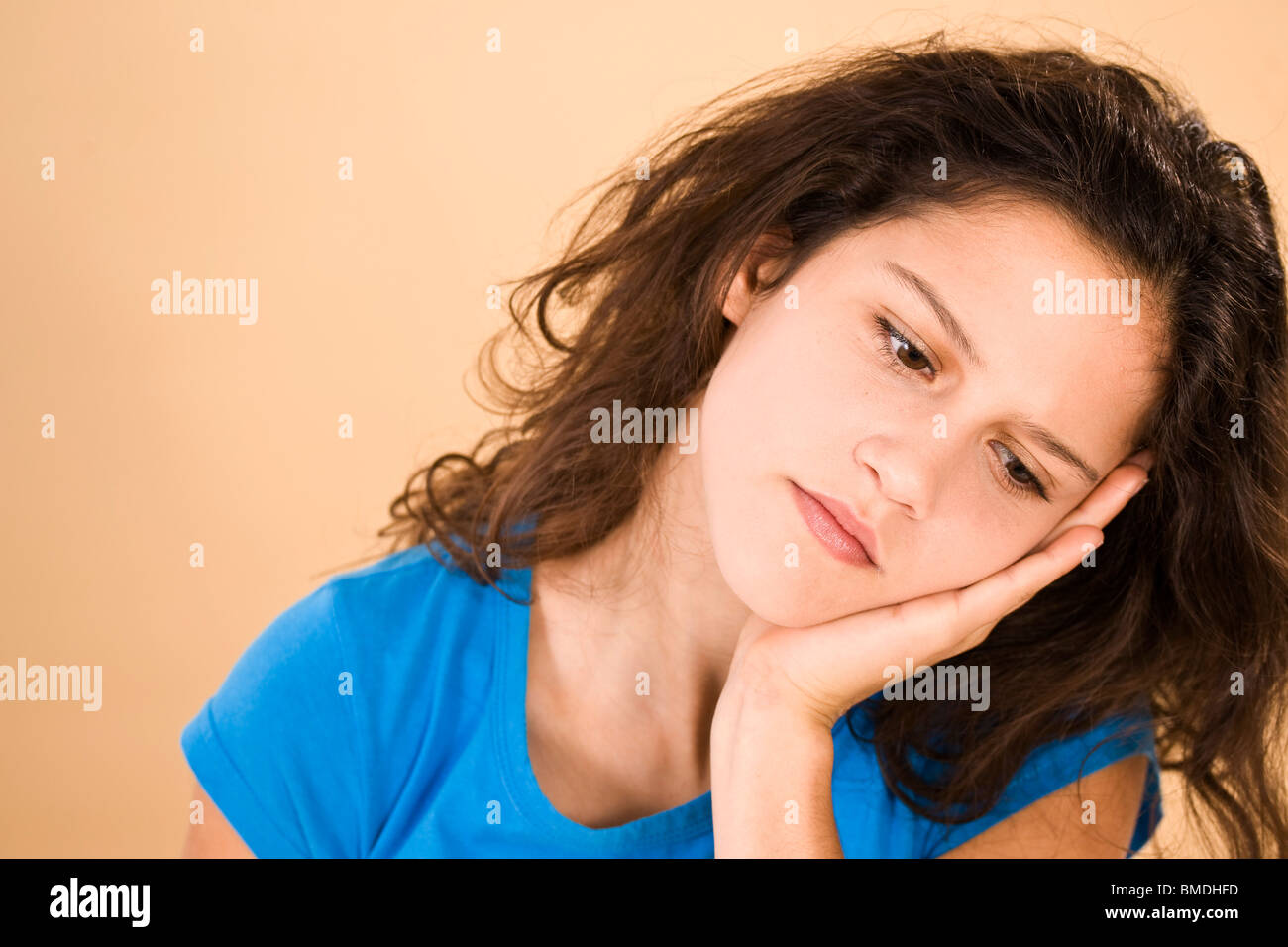 Teenage Girl Leaning Head on Hand Banque D'Images