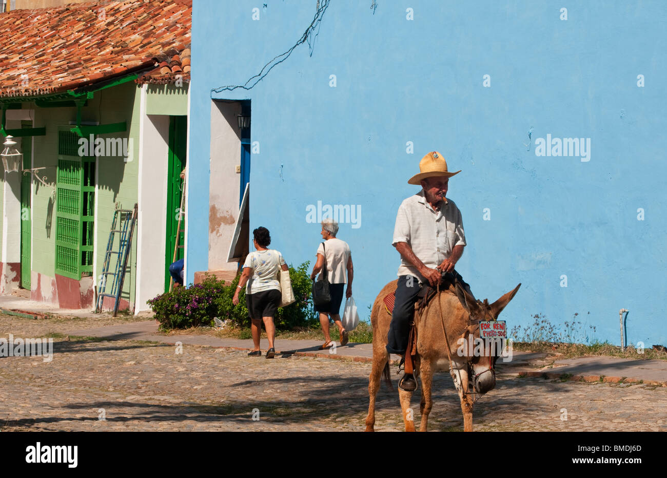Vieil homme cheval âne sur rues pavées de Trinidad Cuba Banque D'Images