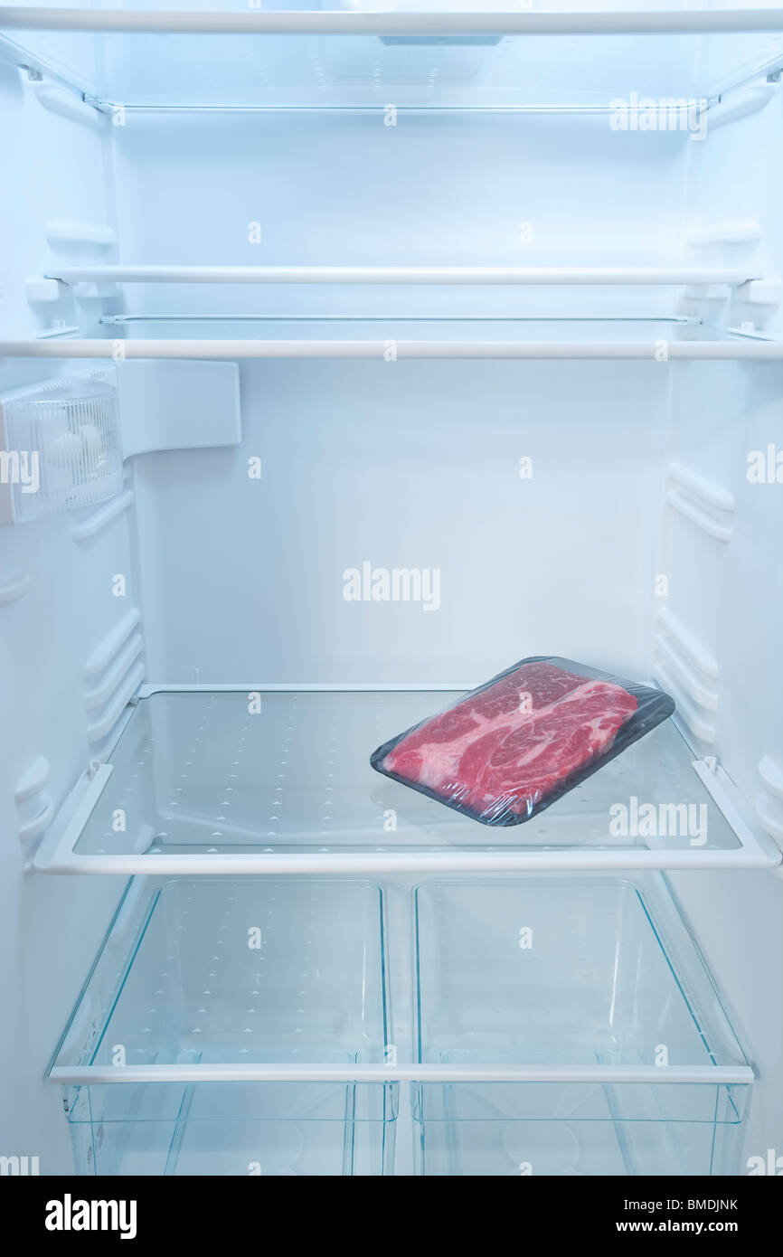 Steak dans le frigo Banque D'Images